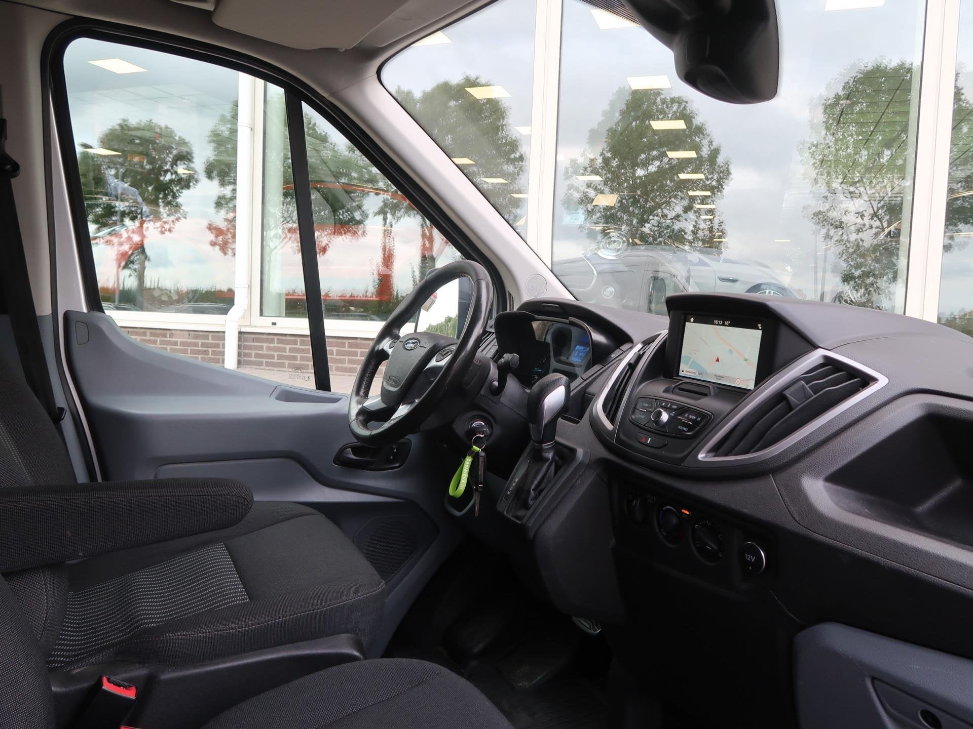 Ford Transit 350 2.0 TDCI 170 PK AUT. L2H2 EURO 6 + TREKHAAK, Auto's, Stof, Euro 6, 4 cilinders, Bedrijf