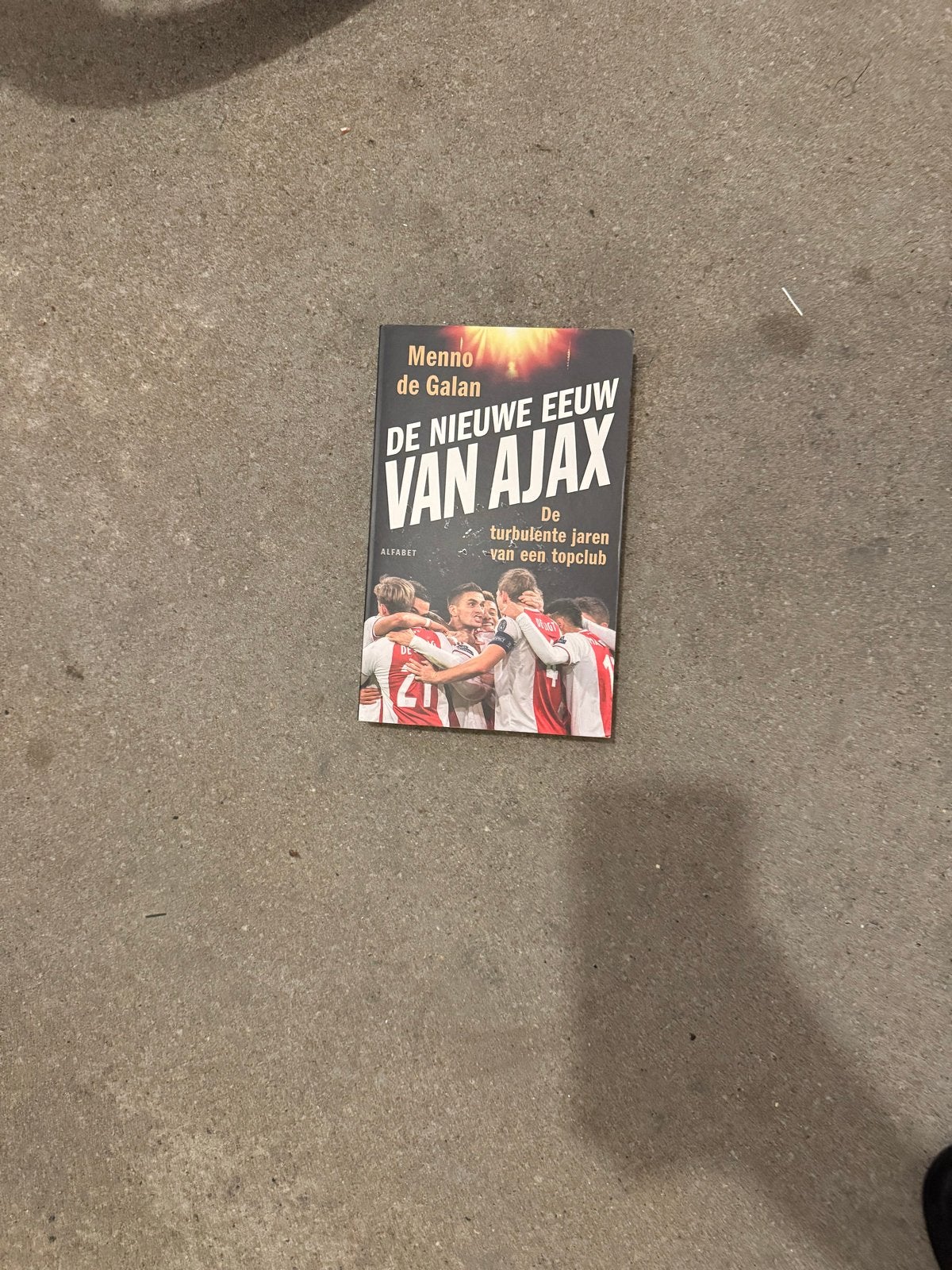 Boek: De Nieuwe Eeuw van Ajax - Menno de Galan, Ophalen of Verzenden, Gelezen, Balsport