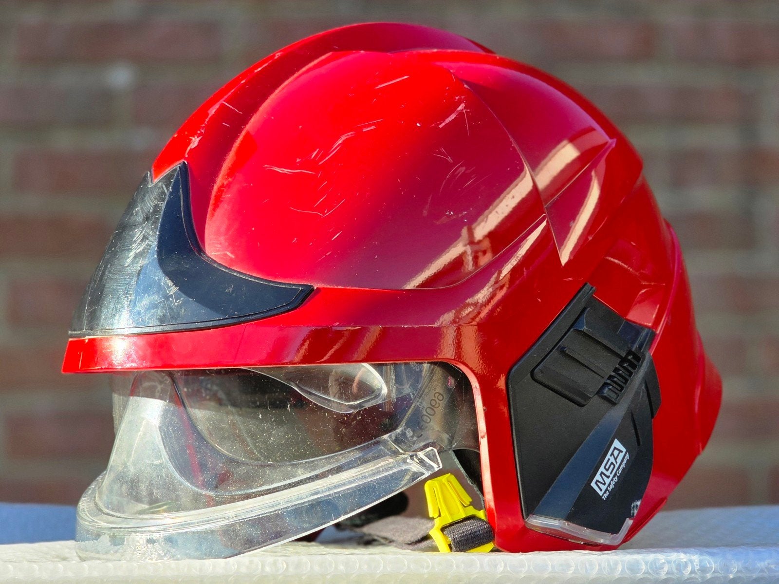 brandweerhelm brandweer MSA F1xF rood L, Ophalen of Verzenden, Landmacht, Nederland, Embleem of Badge