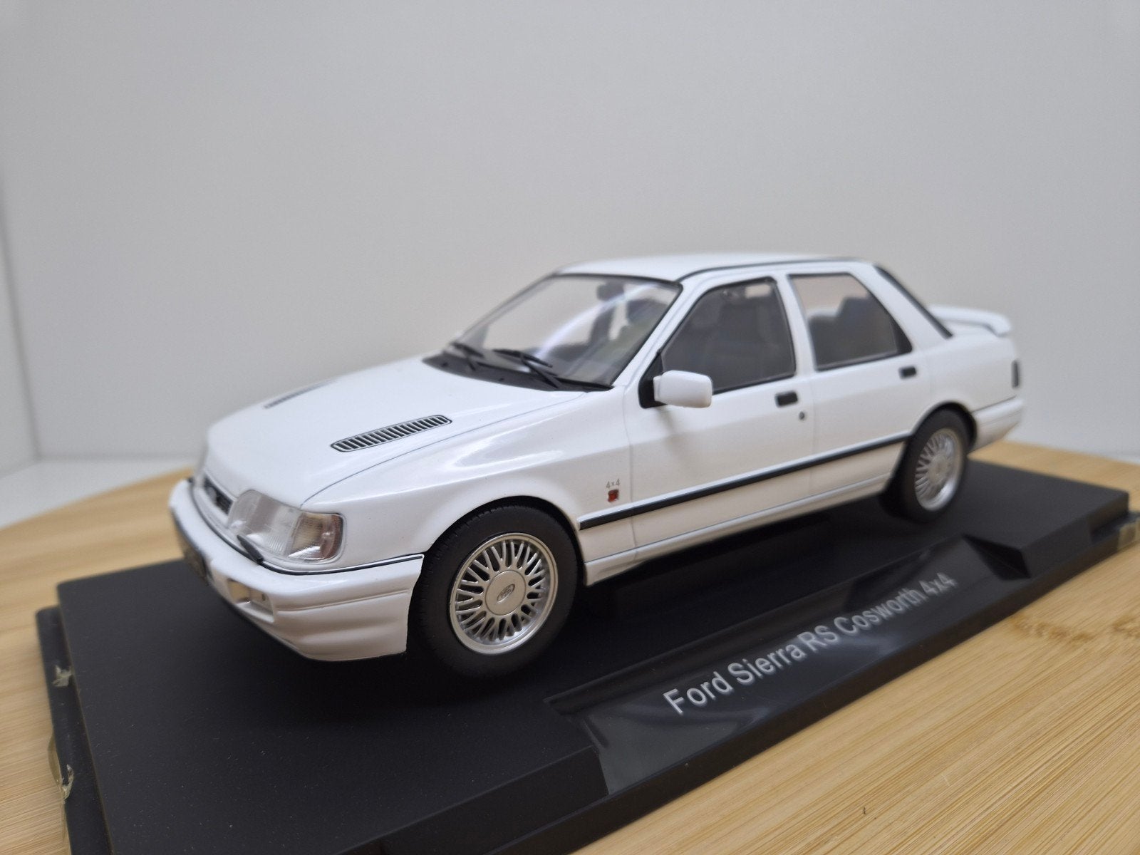 Aanbieding! MCG Ford Sierra RS Cosworth 1:18, Hobby en Vrije tijd, Modelauto's | 1:18, Nieuw, Auto, Overige merken, Verzenden