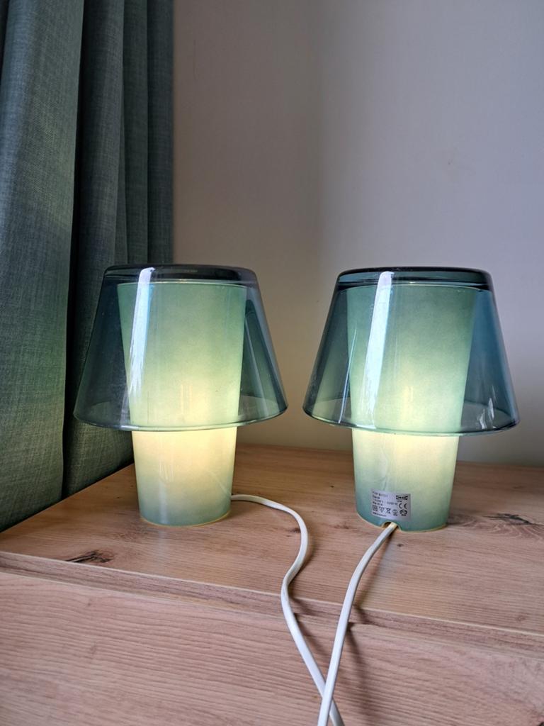 Ikea Gavik 2x petrolblauw tafellamp / nachtlamp, Huis en Inrichting, Lampen | Tafellampen, Ophalen, Zo goed als nieuw, Glas, Minder dan 50 cm