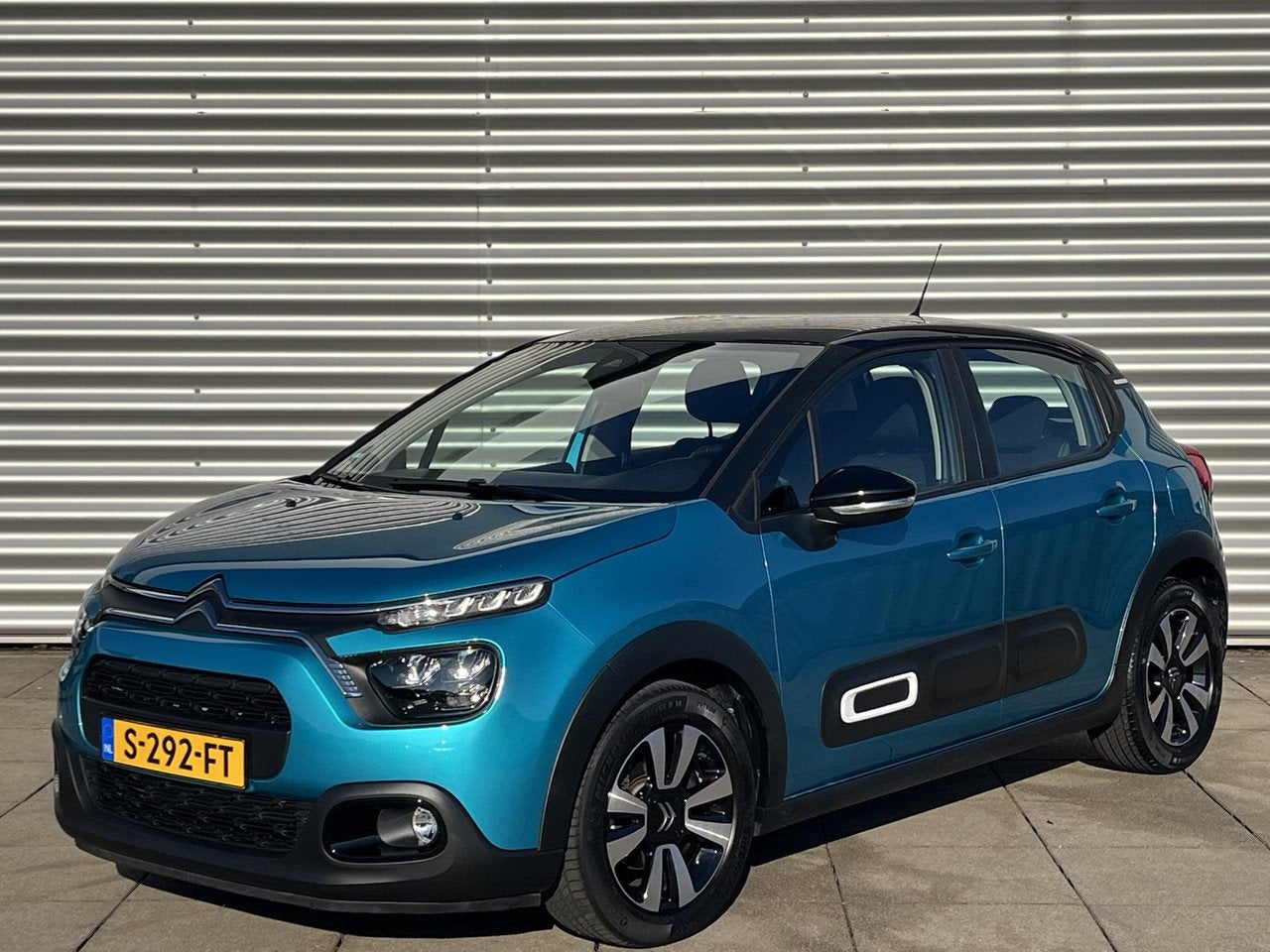 Citroën C3 1.2 PureTech C-Series 110 PK | Navigatie | Parke, Voorwielaandrijving, 450 kg, 1199 cc, Blauw