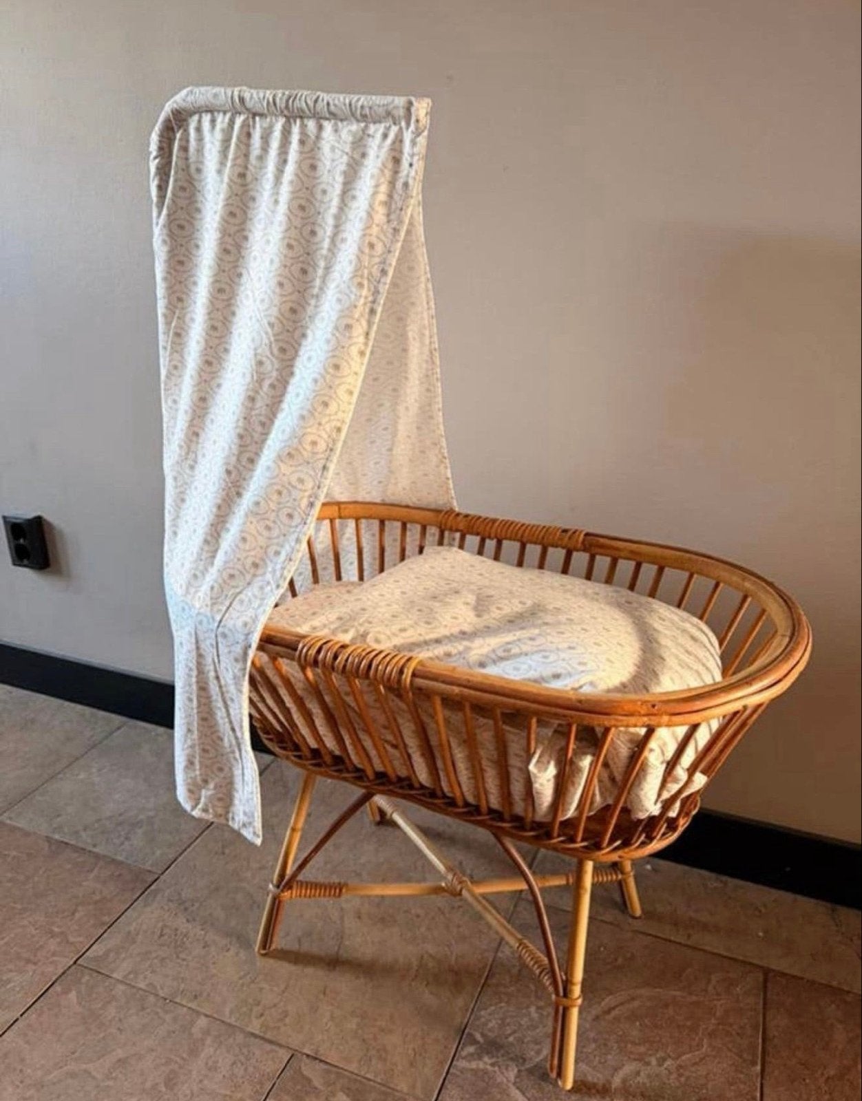 Rotan wieg met hemeltje en matrasje, Kinderen en Baby's, Babywiegjes en Ledikanten, Ophalen, Zo goed als nieuw, Wieg