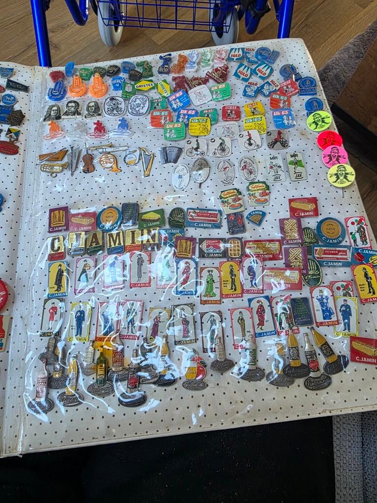 3 albums  vol met oude speldjes  albums zitten bomvol, Verzamelen, Speldjes, Pins en Buttons, Ophalen of Verzenden, Zo goed als nieuw