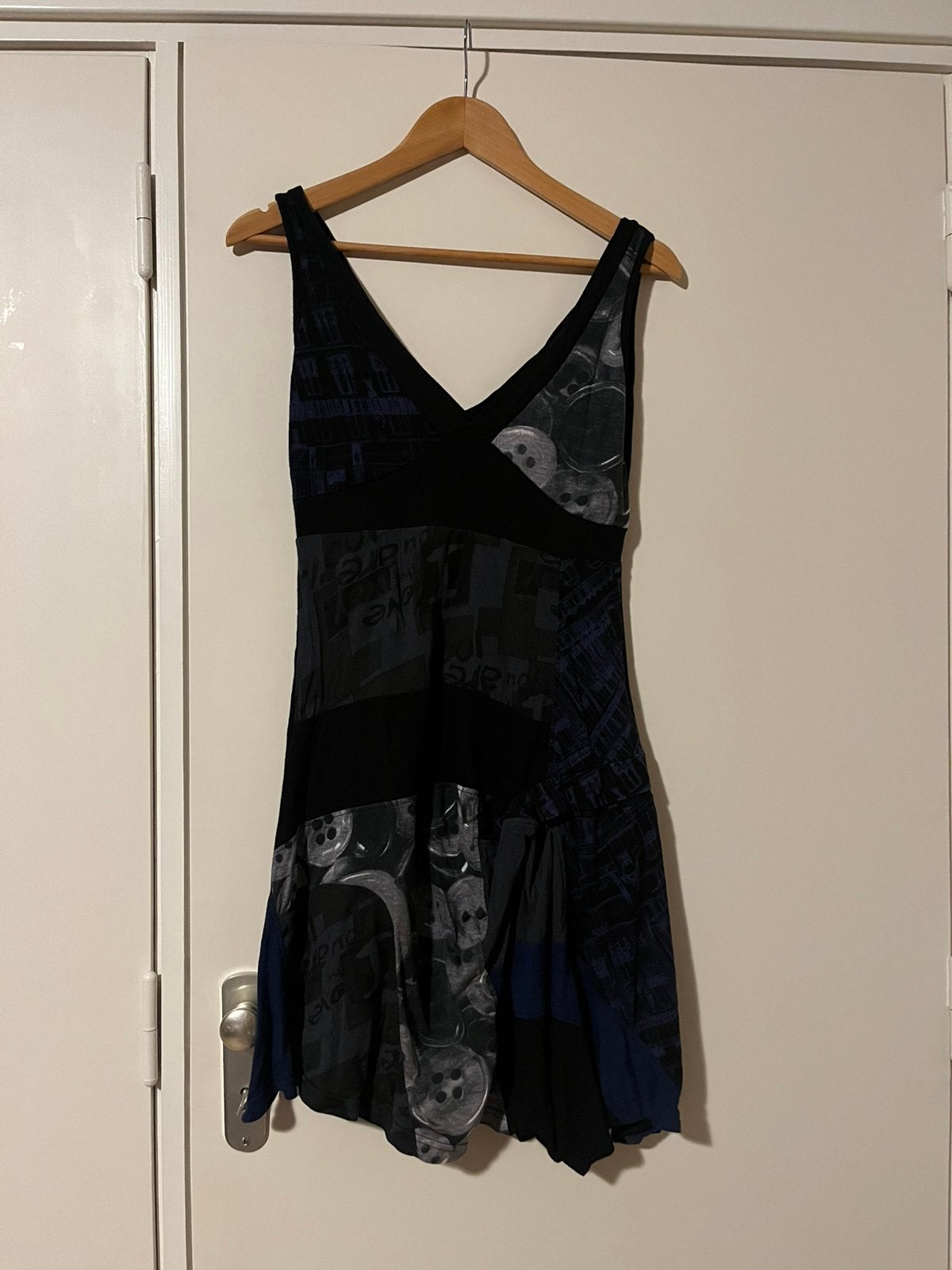 Desigual jurk zwart met knopen print maat L zgan, Ophalen of Verzenden, Zo goed als nieuw, Maat 38/40 (M), Boven de knie