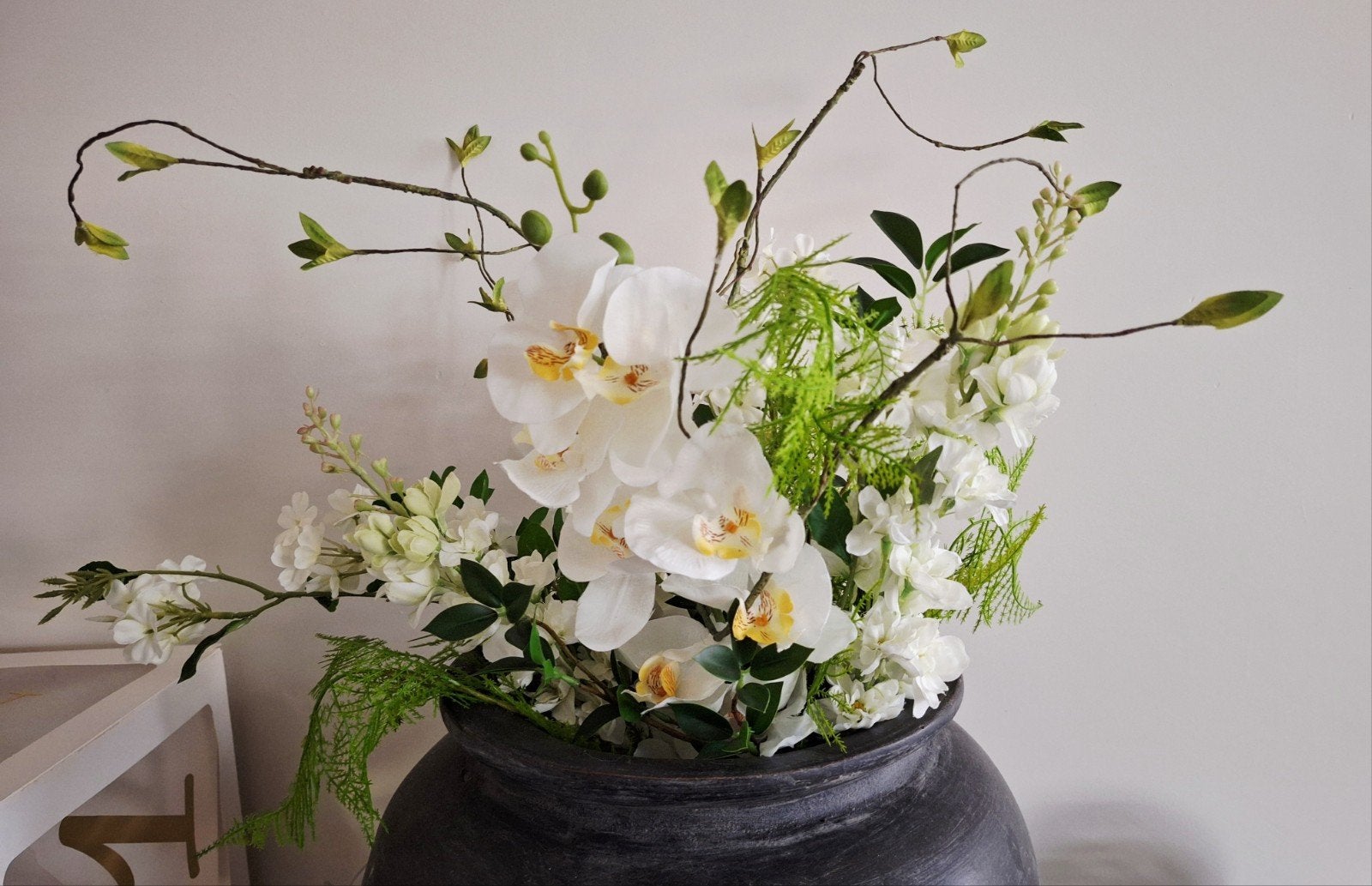 Nieuw wit kunstbloemen boeket met orchideeën, Inclusief kunstbloemen, Binnen, Nieuw, Ophalen of Verzenden