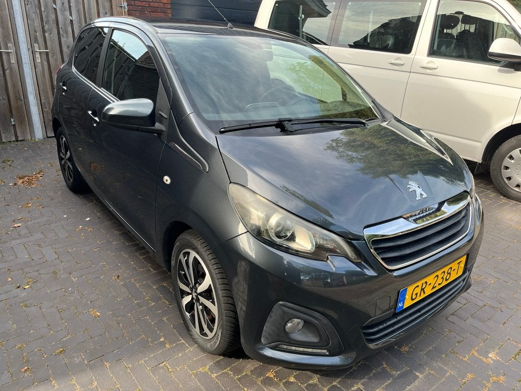 Peugeot 108 1.0 12V E-vti 68PK 5DR Aut5 2015 Grijs, Auto's, Dealer onderhouden, Stof, Zwart, 4 stoelen