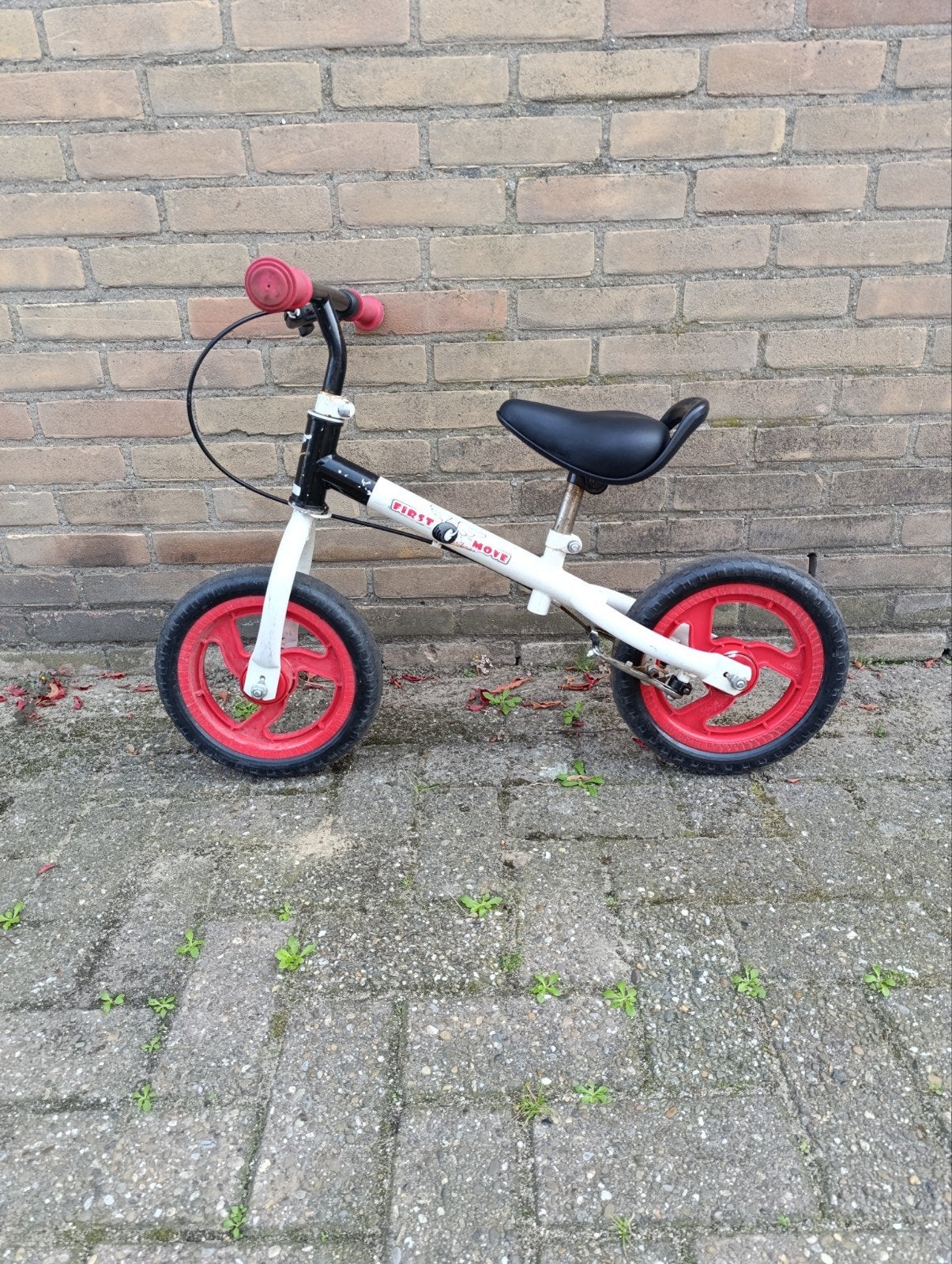 First Move loopfiets - Wit/Zwart met rode accenten, Gebruikt, Velgrem, First Move, Ophalen of Verzenden