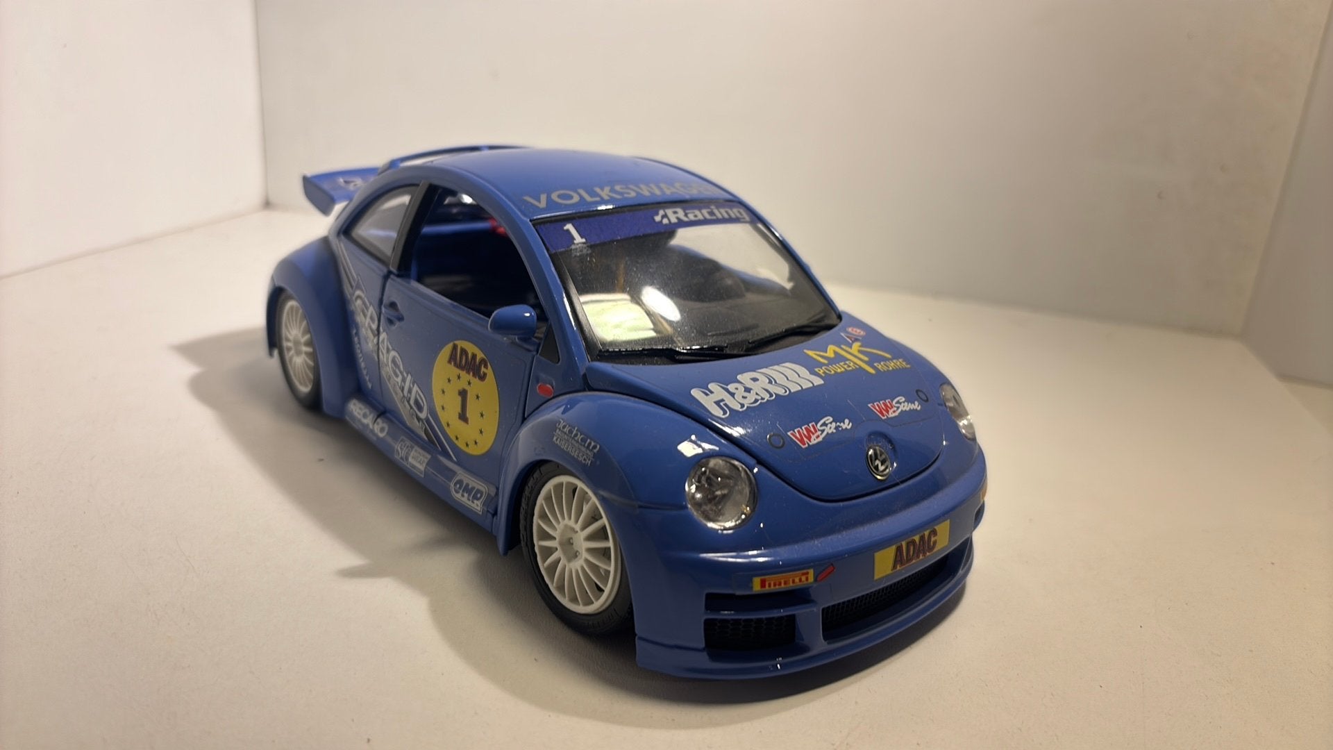 Volkswagen new beetle cup Bburago 1.18, Ophalen of Verzenden, Bburago, A, A