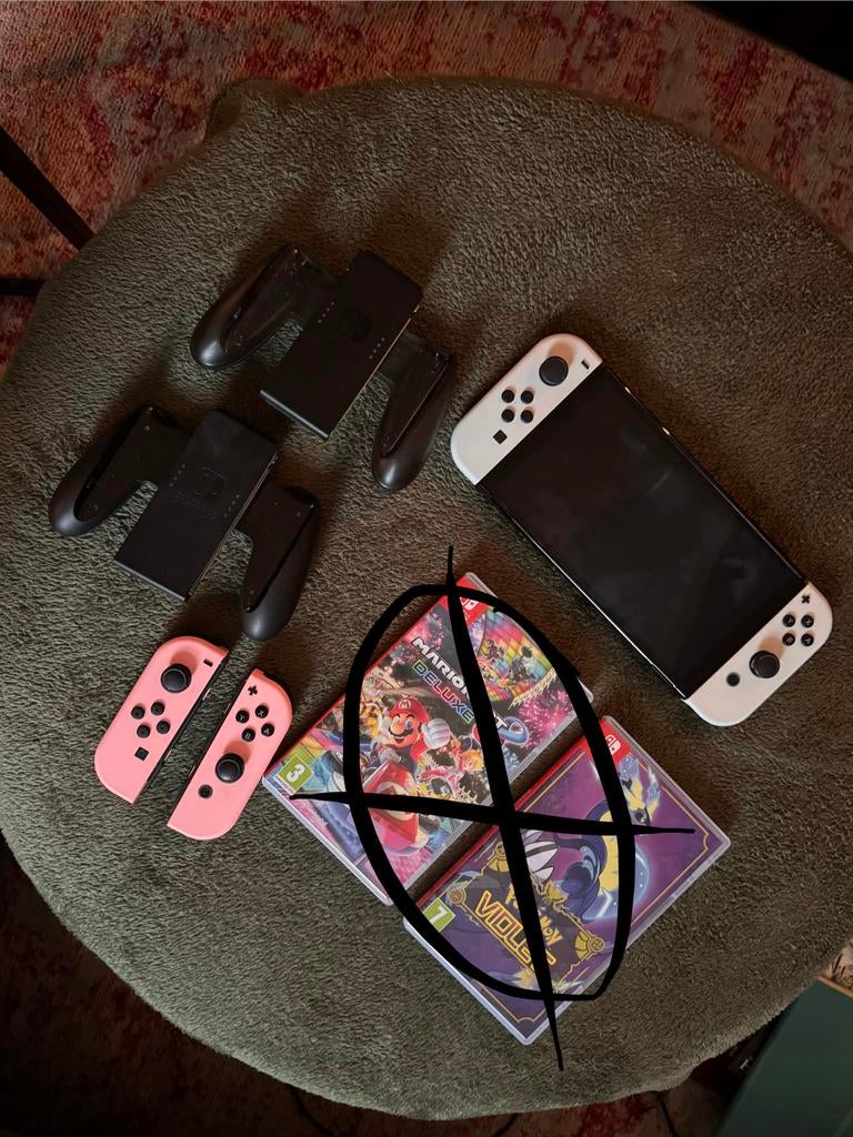Nintendo Switch OLED met extra’s, Spelcomputers en Games, Spelcomputers | Nintendo Switch, Zo goed als nieuw, Switch OLED, Met 2 controllers