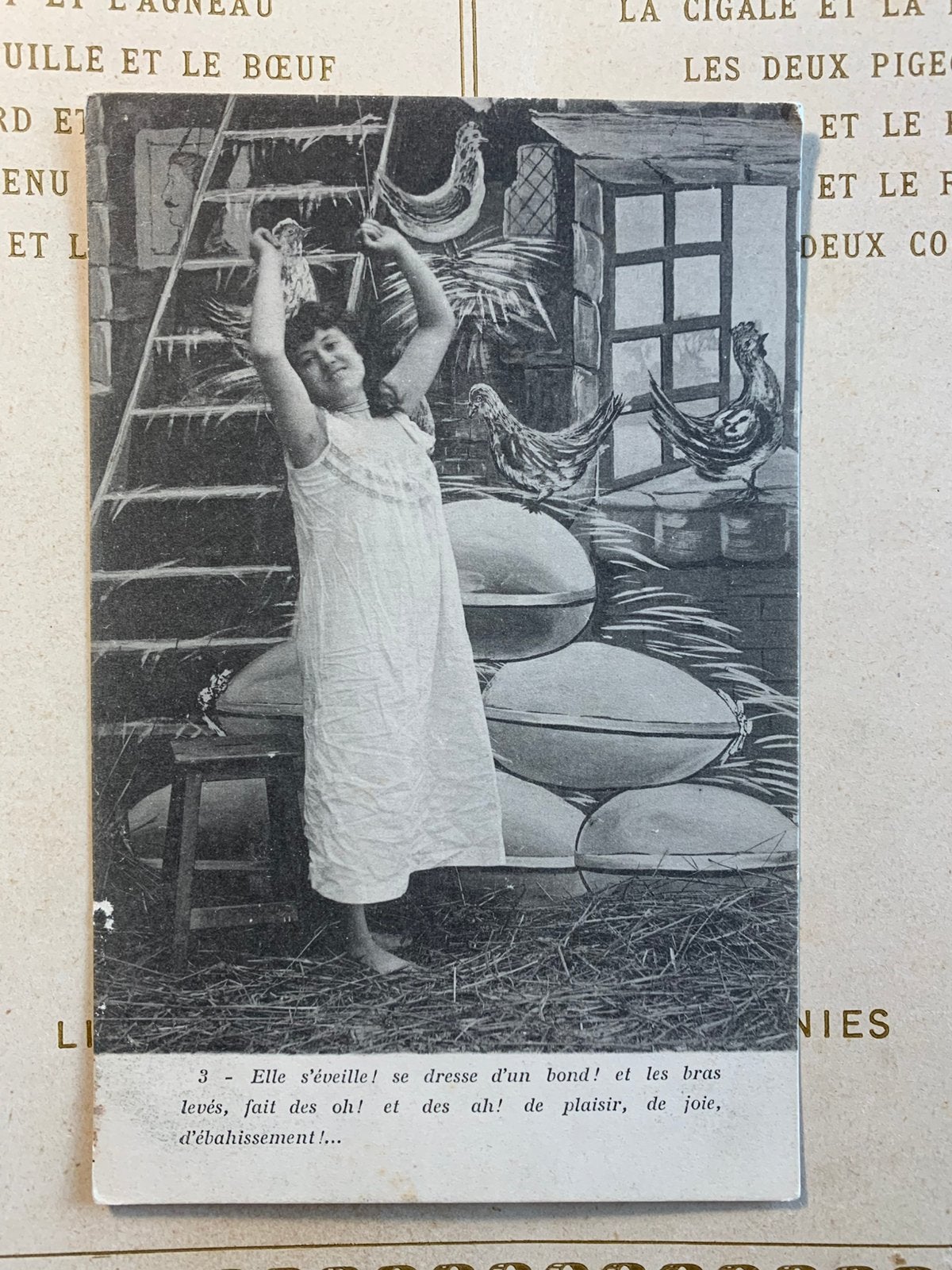 Pasen - Dame in nachthemd in kippenstal (LE), Ophalen of Verzenden, Voor 1920, Ongelopen, Feest(dag)