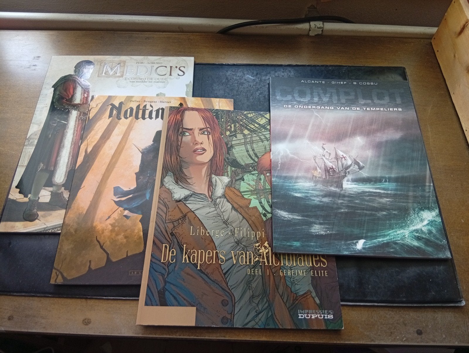 Diverse softcovers: Medici's, Nottingham 1, Tempeliers etc., Meerdere stripboeken, Ophalen of Verzenden, Gelezen