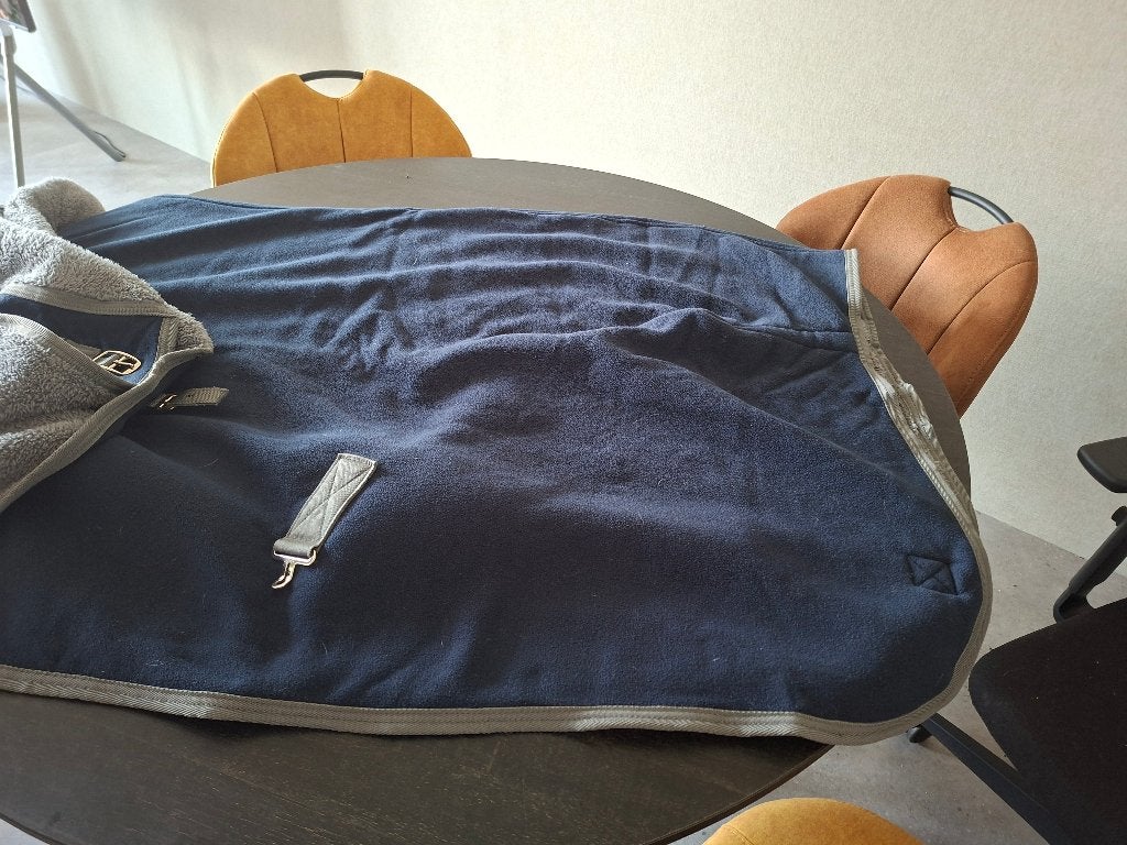 Dominick Fleece deken cosy maat 135/185, Dieren en Toebehoren, Overige merken, Zweetdeken, Afneembare hals, Zo goed als nieuw