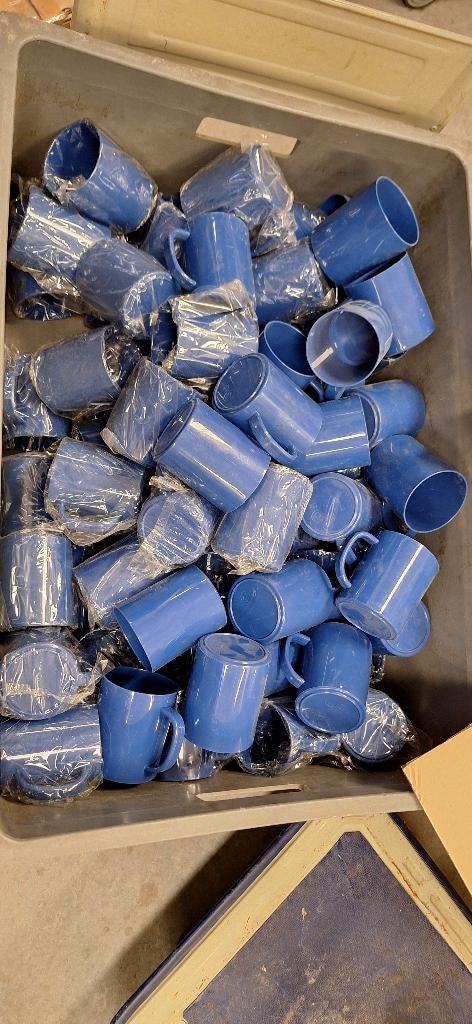 Grote krat blauwe plastic bekers (herbruikbaar)(85 stuks), Overige materialen, Overige typen, Ophalen of Verzenden, Zo goed als nieuw