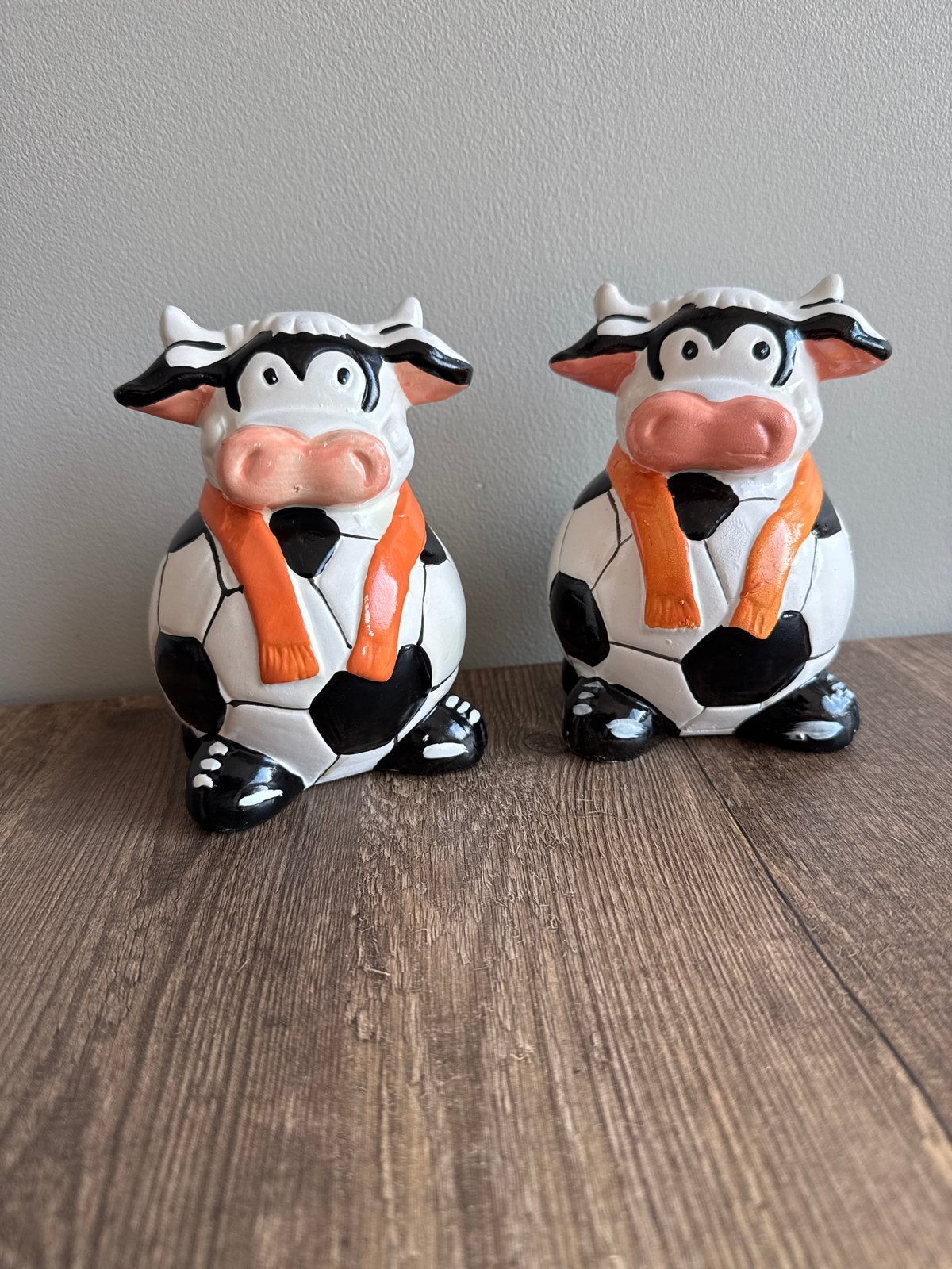2 Nieuwe Spaarpotten Koe Voetbal Thema, Ophalen of Verzenden, Nieuw, Steen, Aardewerk of Keramiek, Dier