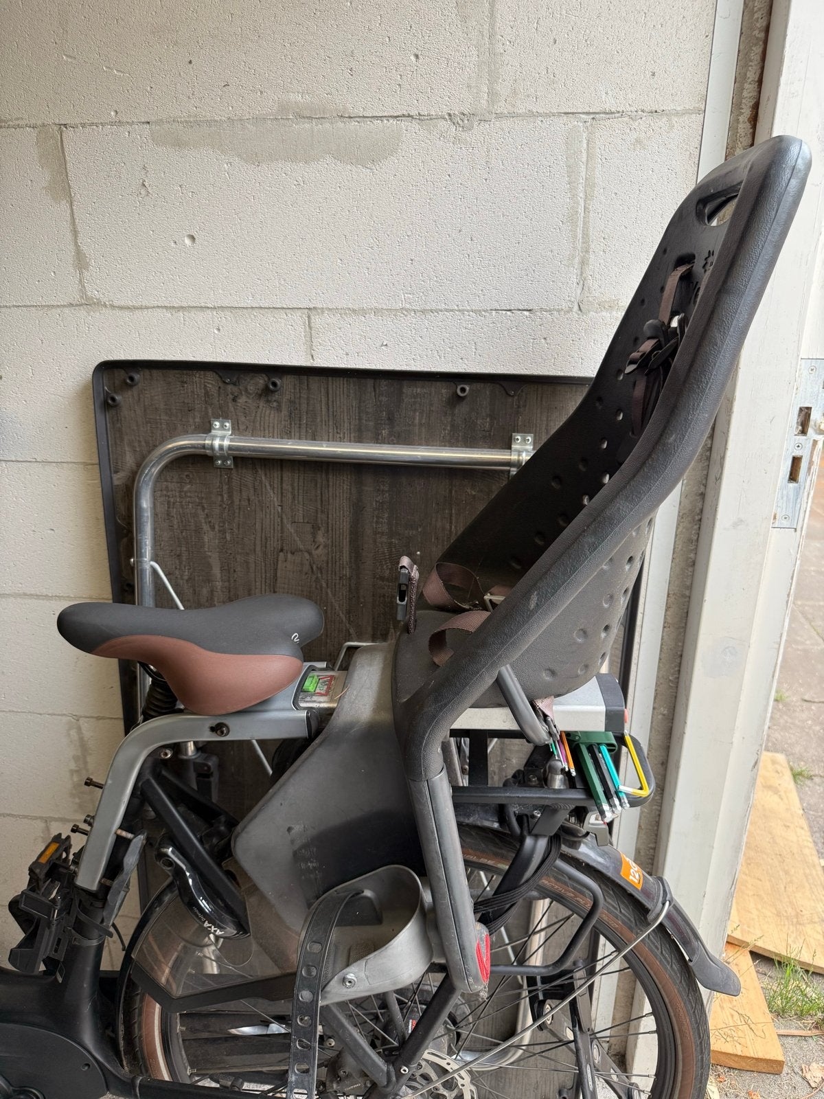 Yepp Kinderzitje Achterop Fiets - Inclusief Montagebeugel, Achterzitje, Ophalen, 15 t/m 25 kg, Gebruikt
