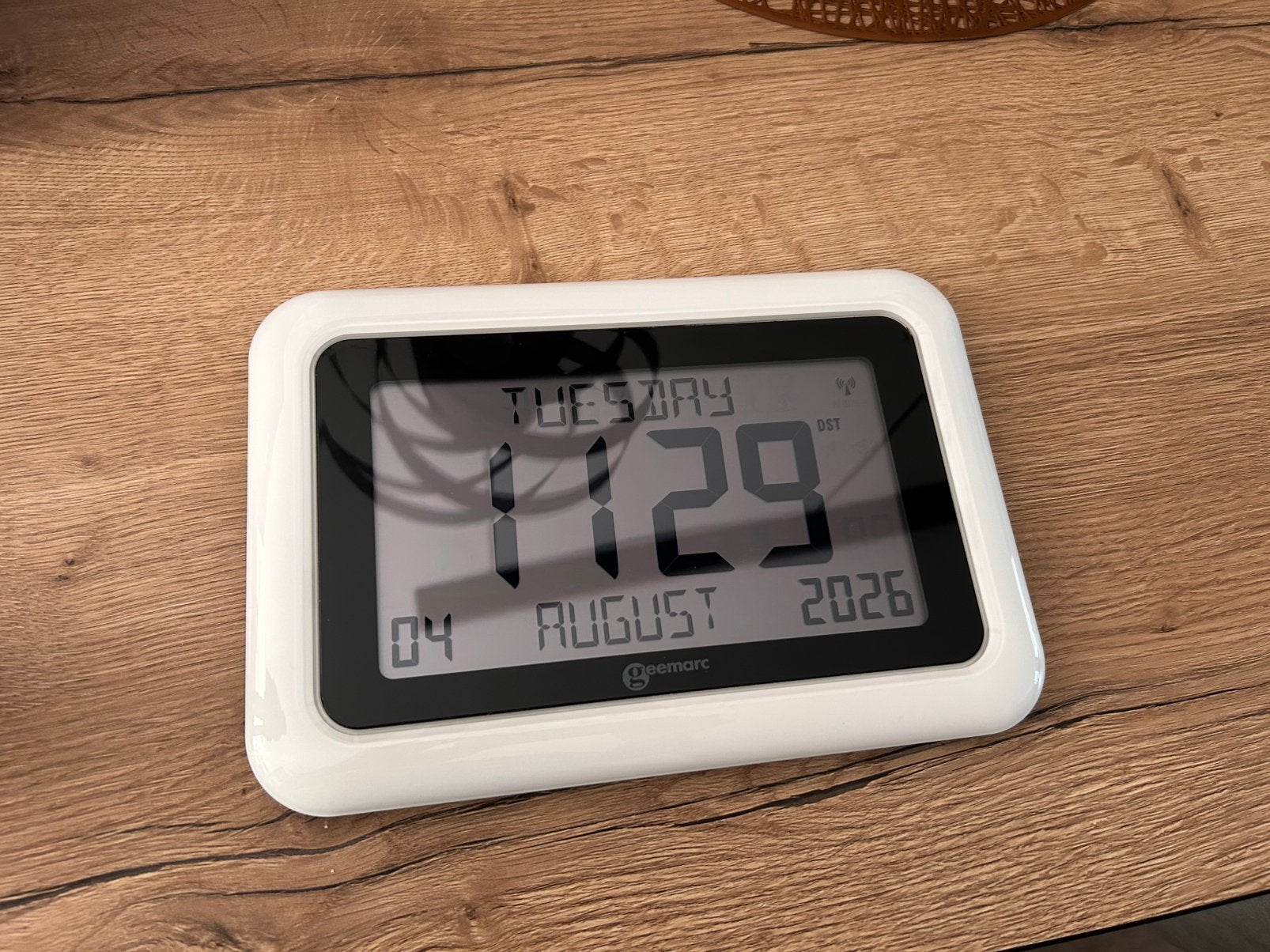 Digitale (senioren)klok met grote cijfers en datumaanduiding, Ophalen, Zo goed als nieuw, Wandklok