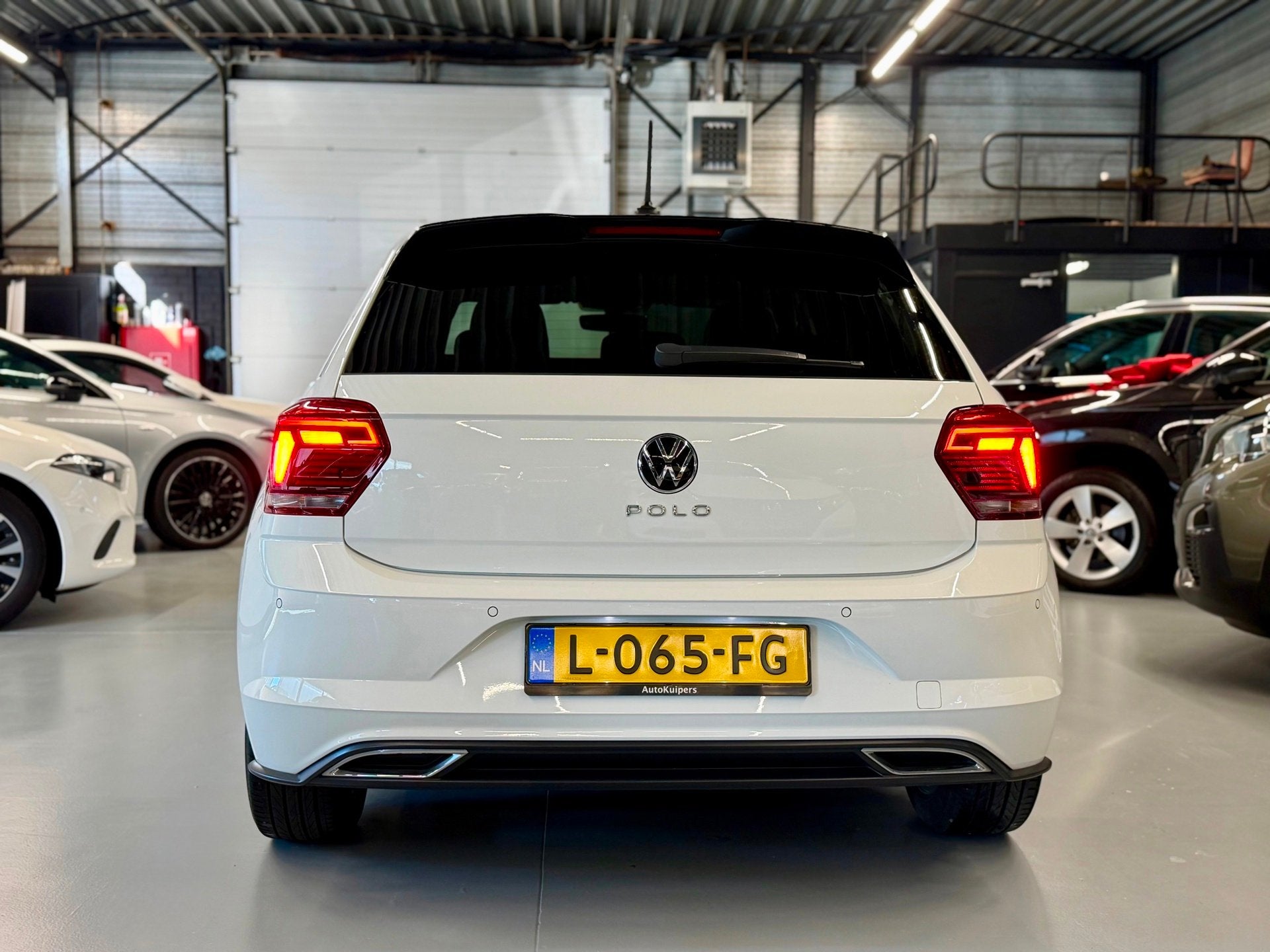Volkswagen Polo 1.0 TSI Highline Business R Pano l Camera l, Auto's, Voorwielaandrijving, Dealer onderhouden, 1063 kg, Gebruikt
