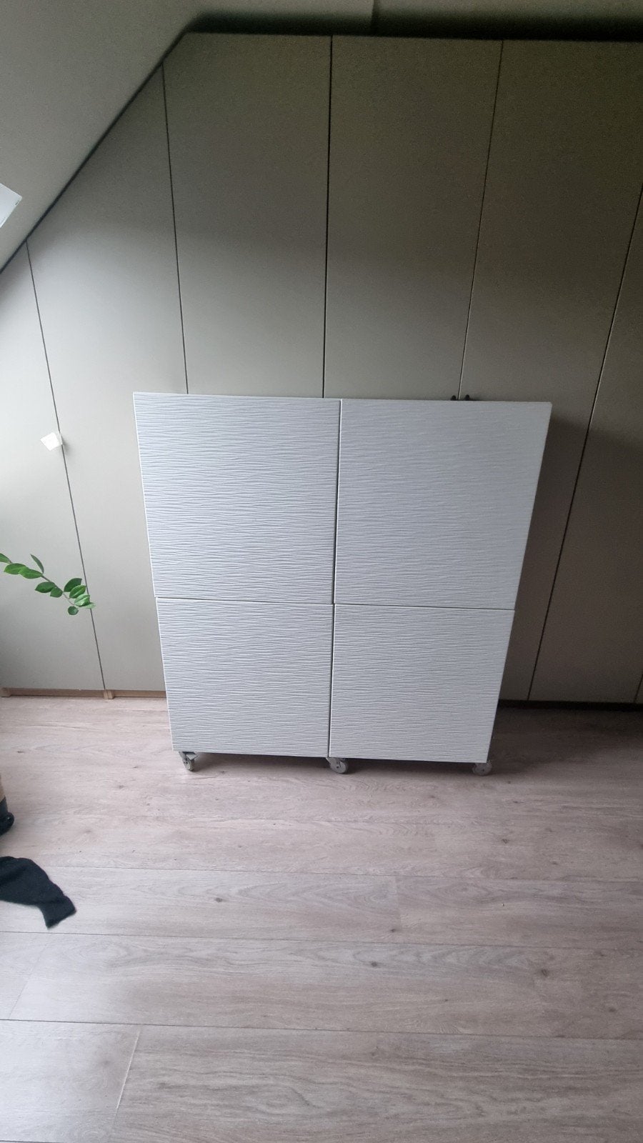 IKEA BESTÅ opbergkast met deuren en wielen - 120 x 130 cm

N, Ophalen of Verzenden, Zo goed als nieuw