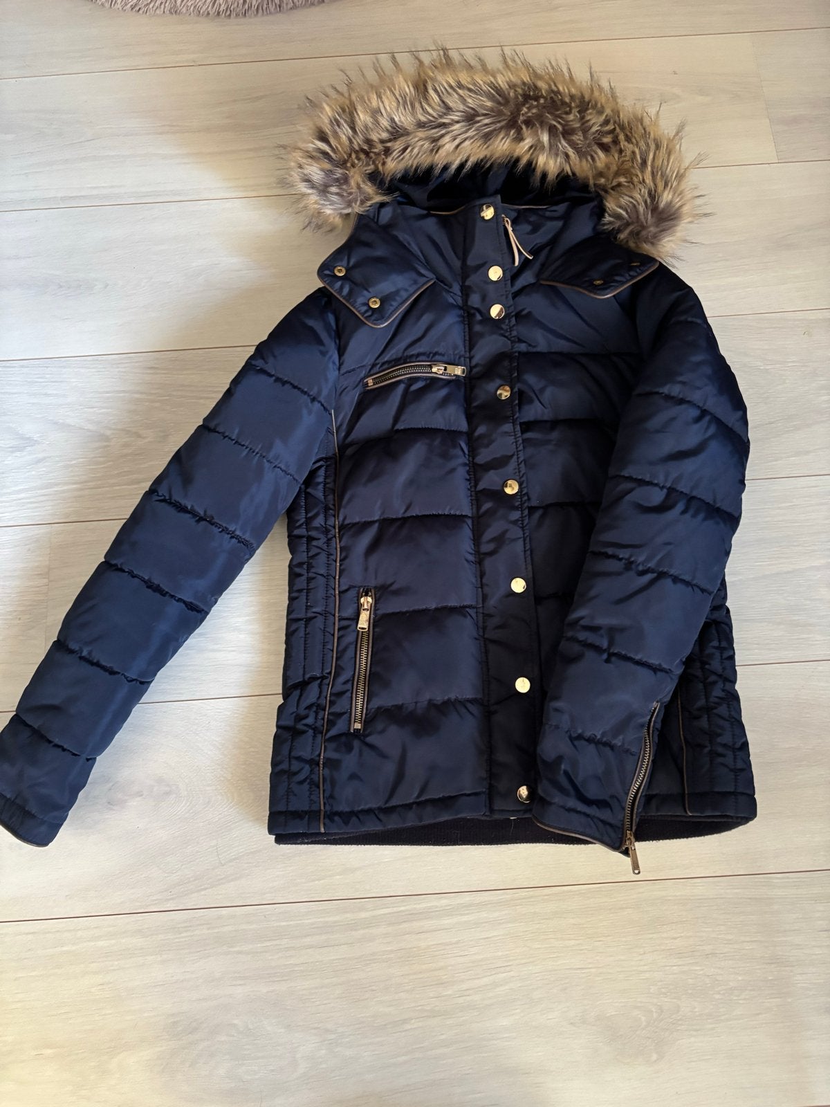 Donkerblauwe winterjas met bontkraag - mt: XS, Ophalen of Verzenden, Zo goed als nieuw, Maat 38/40 (M), Blauw