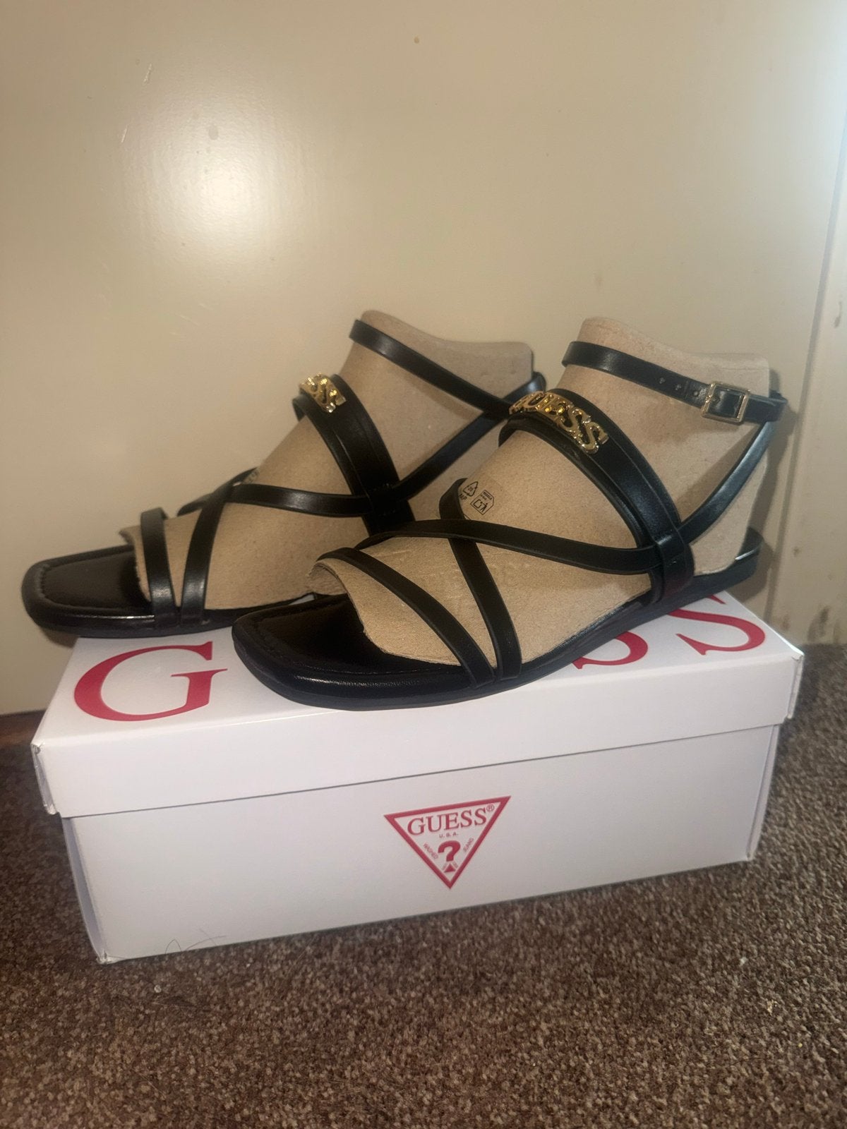 Nieuwe Guess sandalen met gouden details, maat 38, Kleding | Dames, Ophalen of Verzenden, Nieuw, Zwart, Sandalen of Muiltjes
