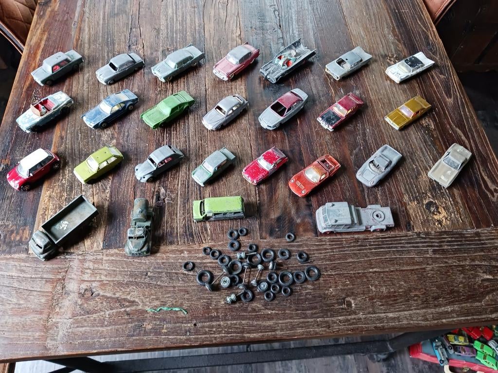 Grote collectie vintage speelgoedauto's en onderdelen, Hobby en Vrije tijd, Modelauto's | 1:43, Ophalen of Verzenden, Gebruikt