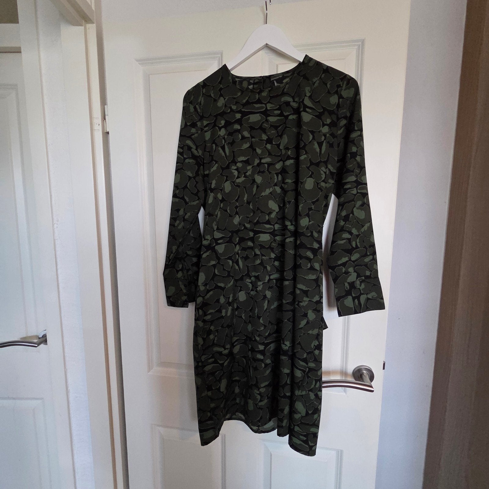 Groene pigalle jurk met zwarte print en lange mouwen, Kleding | Dames, Jurken, Studio Anneloes, Ophalen of Verzenden, Gedragen