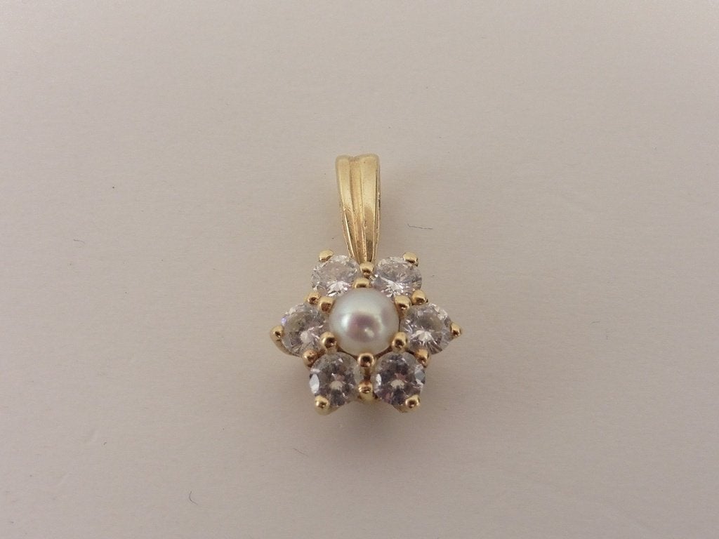 Gouden hanger met zirkonia en parel                     G123