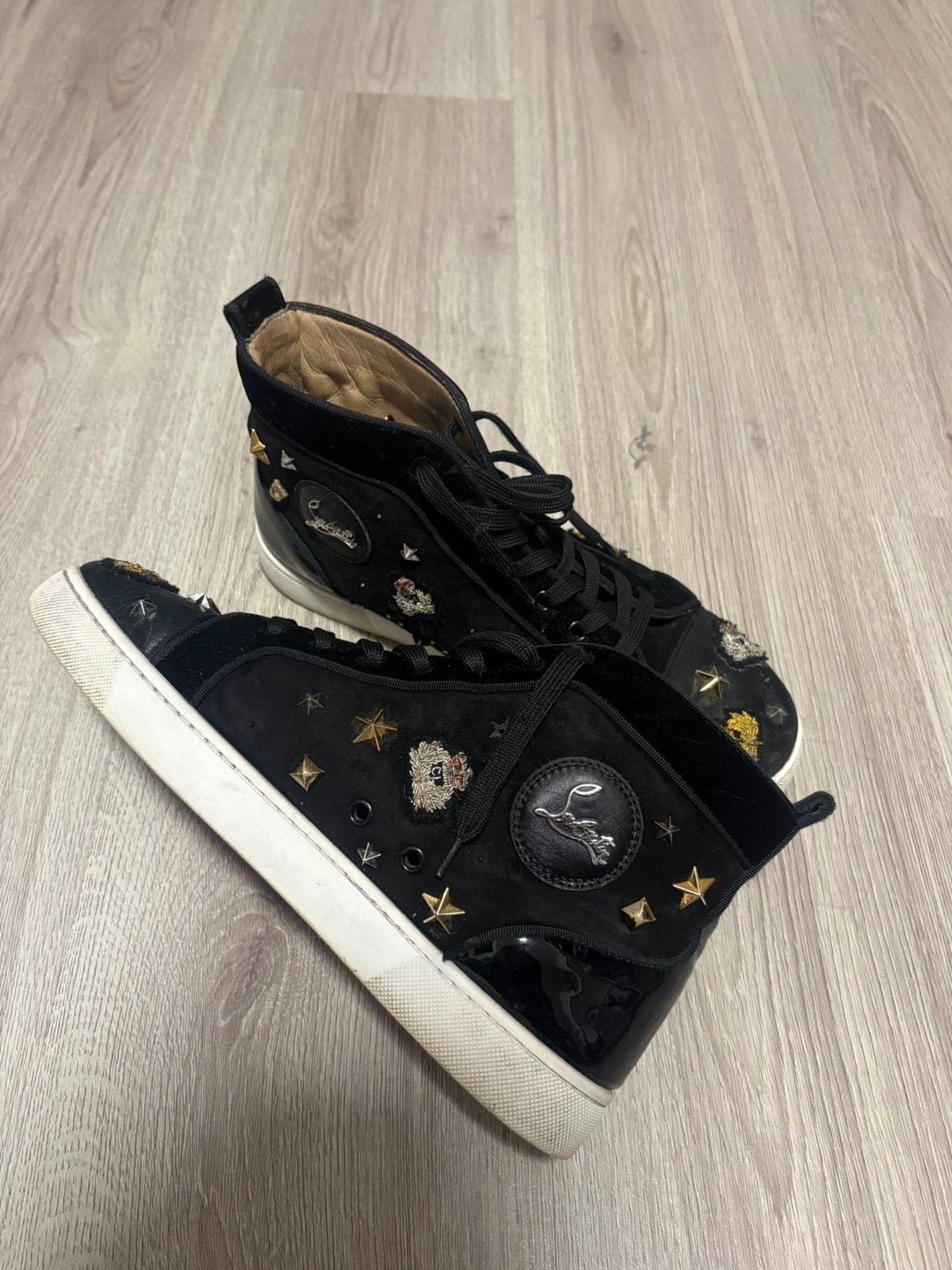 Christian Louboutin hoge sneakers – zwart met gouden details, Gebruikt, Schoenen, Ophalen of Verzenden, Jongen