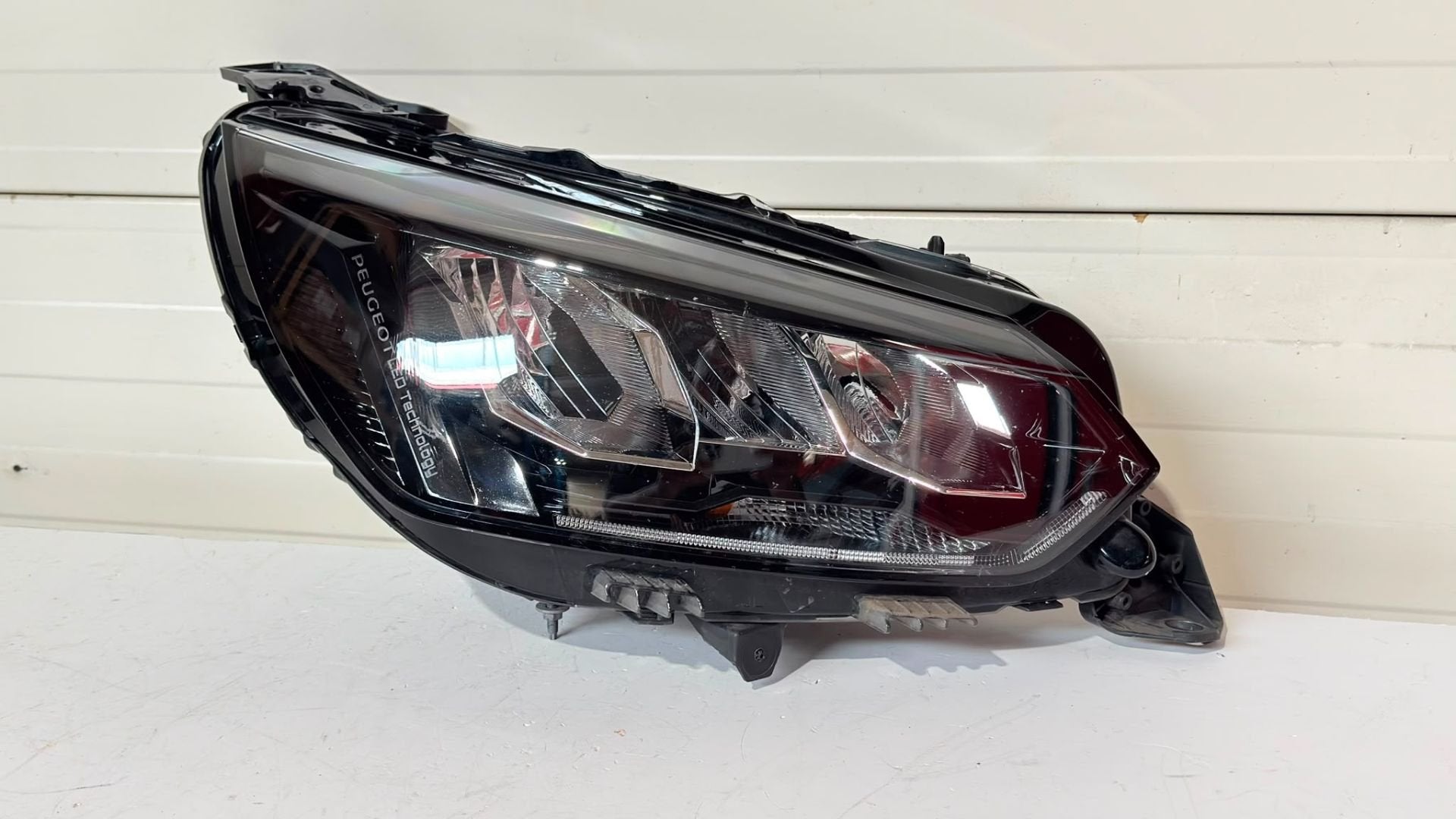 Peugeot 208 II rechter koplamp rechts 9833036180, Auto-onderdelen, Taurusavenue 1
2132 LS  Hoofddorp, NL, Gebruikt, Contact.group@renault.com
