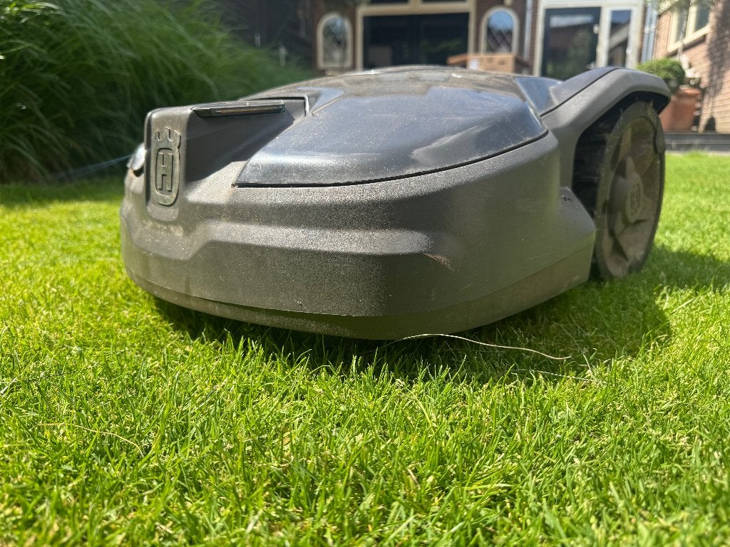 Husqvarna Automower 305 met GPS-module – compleet, Tuin en Terras, Ophalen, Gebruikt, Bestuurbaar via app, 20 tot 25 cm