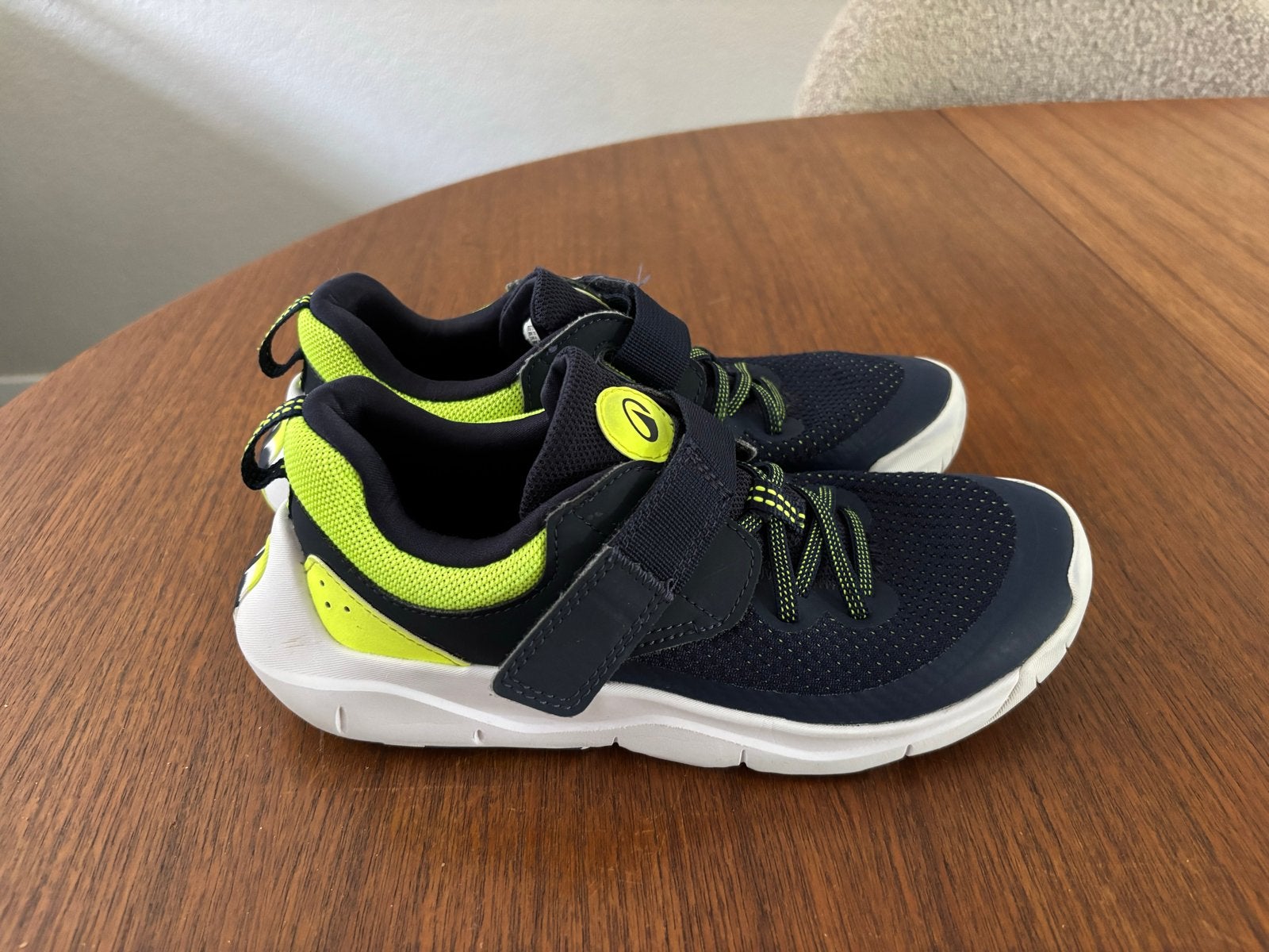 Gymschoenen maat 37 - Donkerblauw met neongeel, Kinderen en Baby's, Kinderkleding | Schoenen en Sokken, Ophalen of Verzenden, Zo goed als nieuw