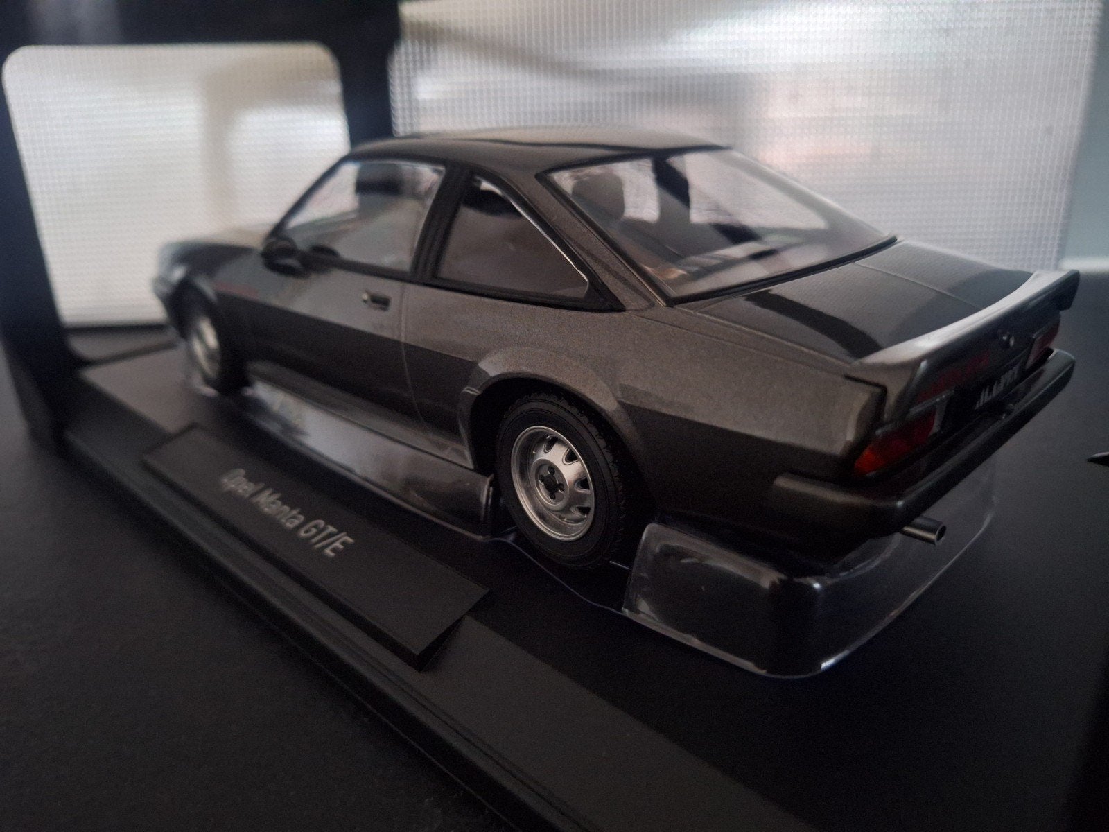 Opel Manta B GT/E 1982 Schaal 1:18, Auto, Norev, Ophalen of Verzenden, Norev