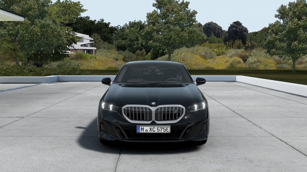 BMW i5 eDrive40 M Sport / Panoramadak / Trekhaak / Comfortst, Auto's, BMW, Automaat, 2095 kg, Achterwielaandrijving, Zwart