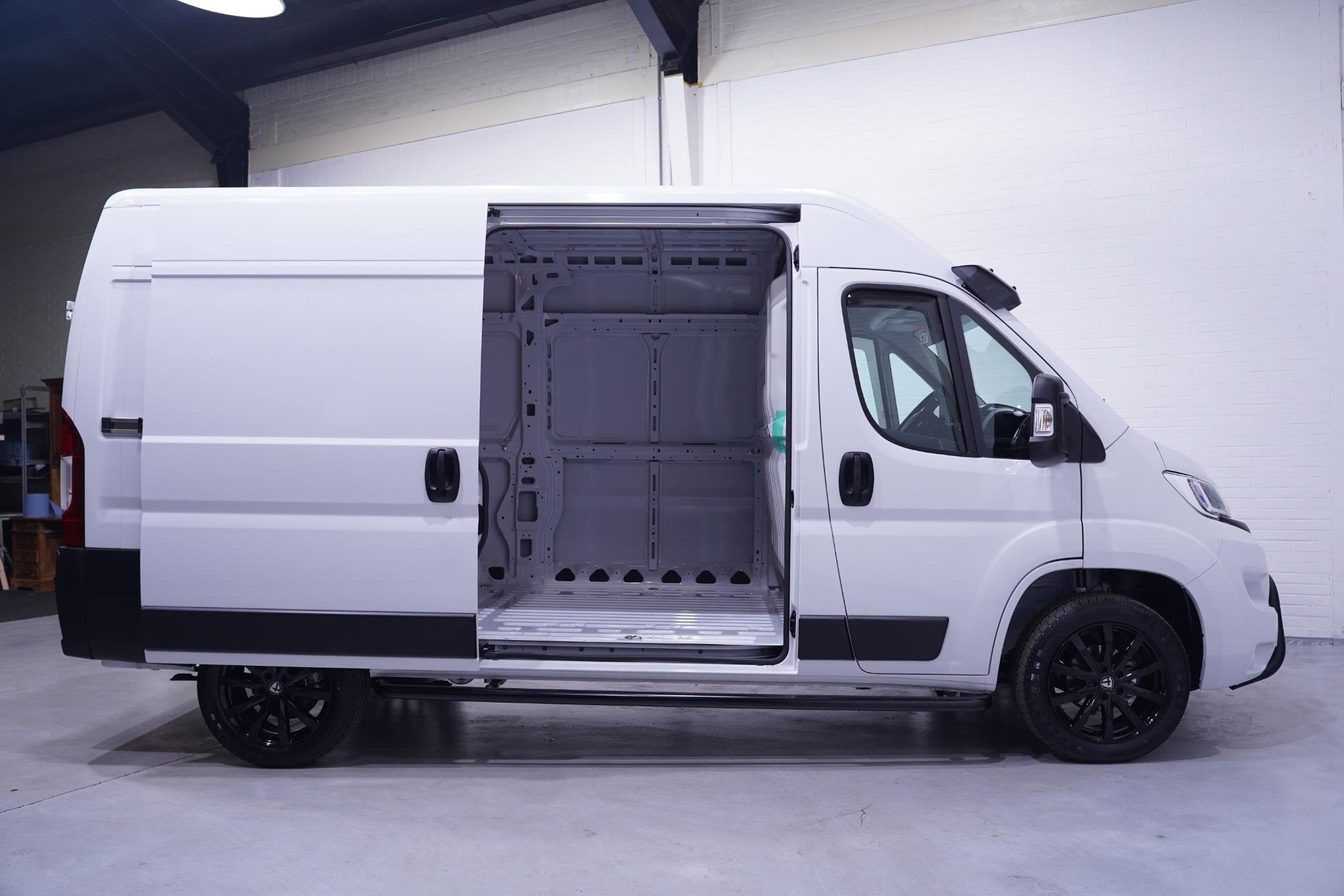 Foto 9 van Opel Movano 2.2D 140 pk L2H2 White&Black Edition Navi 18" LM