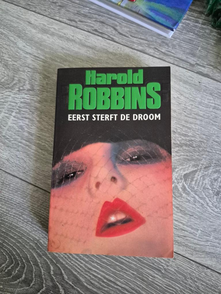 Eerst Sterft de Droom - Harold Robbins (Paperback), Ophalen of Verzenden, Gelezen, Harold Robbins, Nederland