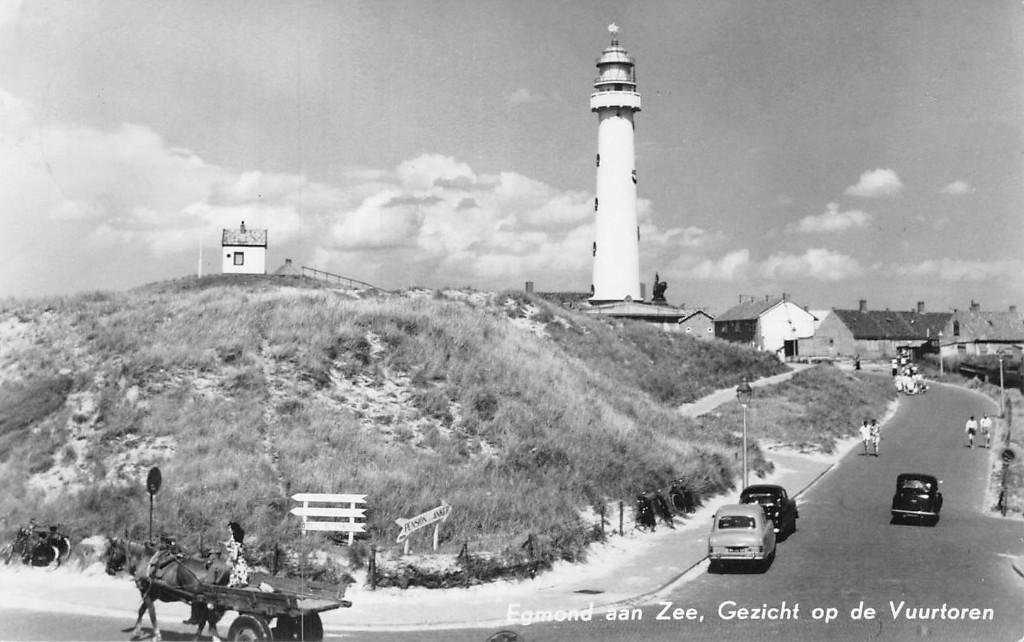 383 Egmond aan Zee  -  Gezicht op de Vuurtoren, Ophalen of Verzenden, 1940 tot 1960, Gelopen, Noord-Holland