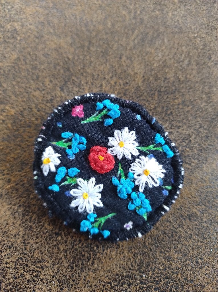 Handgemaakte broche rond geborduurd zwart bloemen wit, Overige materialen, 4 tot 7 cm, Zwart, Nieuw