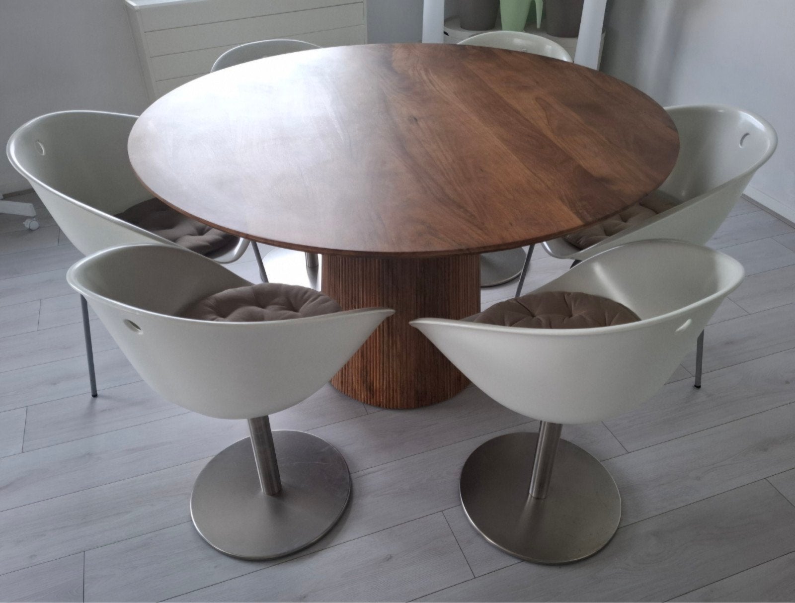 Ronde eettafel van mangohout met kolompoot, Ophalen, Rond, Zo goed als nieuw, Vijf personen of meer