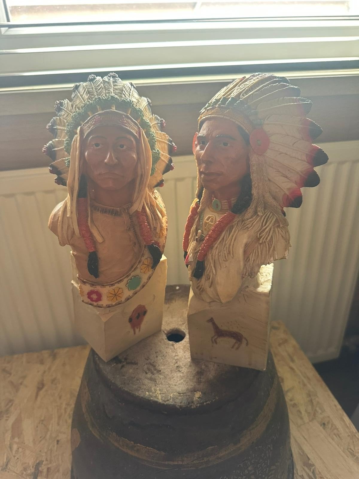 Decoratieve Beelden: Indianen en Baby in Bont, Overige onderwerpen, Ophalen of Verzenden, Handgemaakt, 20 - 50 cm