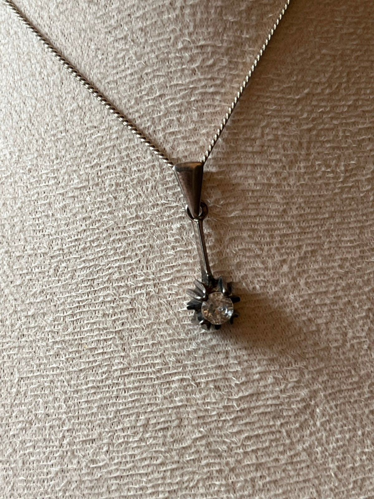 Art Deco Collier met Hanger en Heldere Klauwgezette Steen, Verzenden, Zo goed als nieuw, Zilver, Overige materialen
