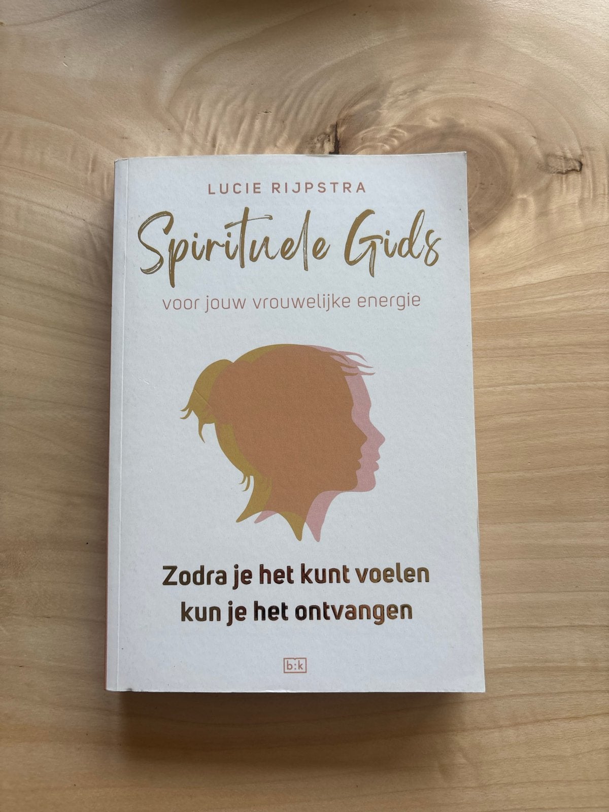 Spirituele Gids voor jouw vrouwelijke energie - Lucie Rijpst, Boeken, Ophalen of Verzenden, Zo goed als nieuw, Spiritualiteit algemeen