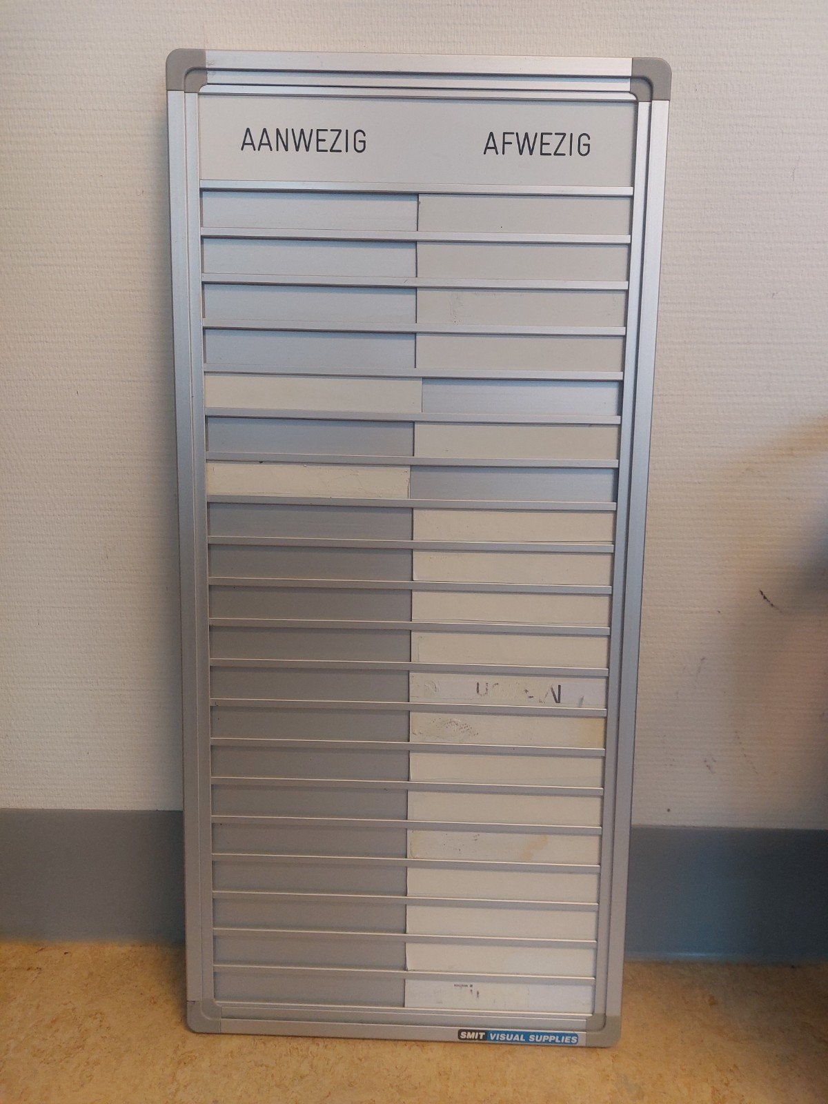 Aan- en afwezigheidsbord met 20 schuif naambordjes, Ophalen of Verzenden, Gebruikt