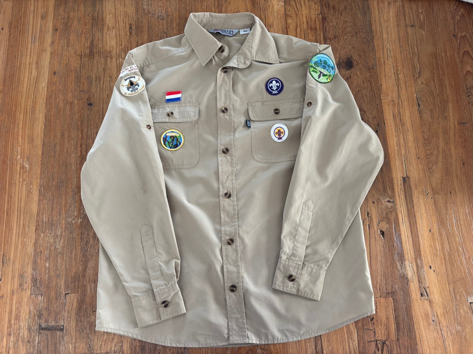 Scout blouse & insignes, Verzamelen, Scouting, Ophalen, Zo goed als nieuw, Kleding