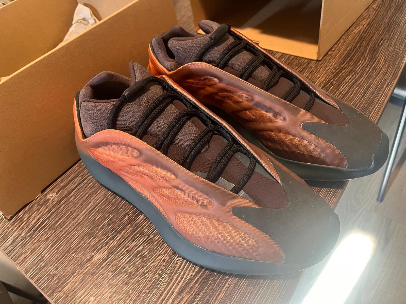 Adidas Yeezy 700 V3, Ophalen of Verzenden, Zo goed als nieuw, Zwart
