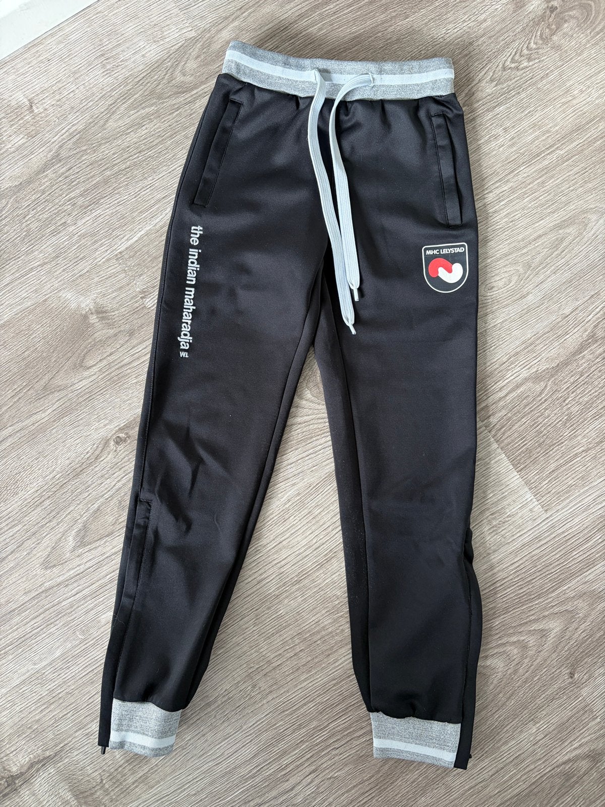 MHC Lelystad broek 152 nette staat, Ophalen of Verzenden, Zo goed als nieuw, Jongen of Meisje, Sport- of Zwemkleding