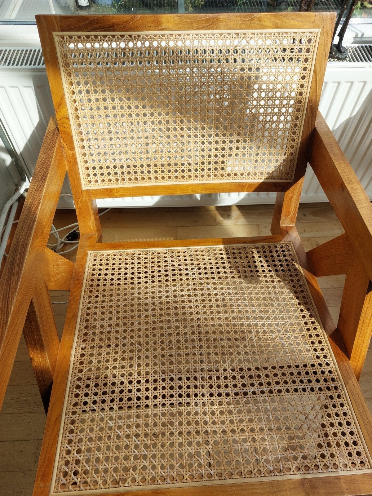 Twee stijlvolle design fauteuils van hout en rotan, Huis en Inrichting, Ophalen, Modern, Scandinavisch, Natuurlijk, 75 tot 100 cm
