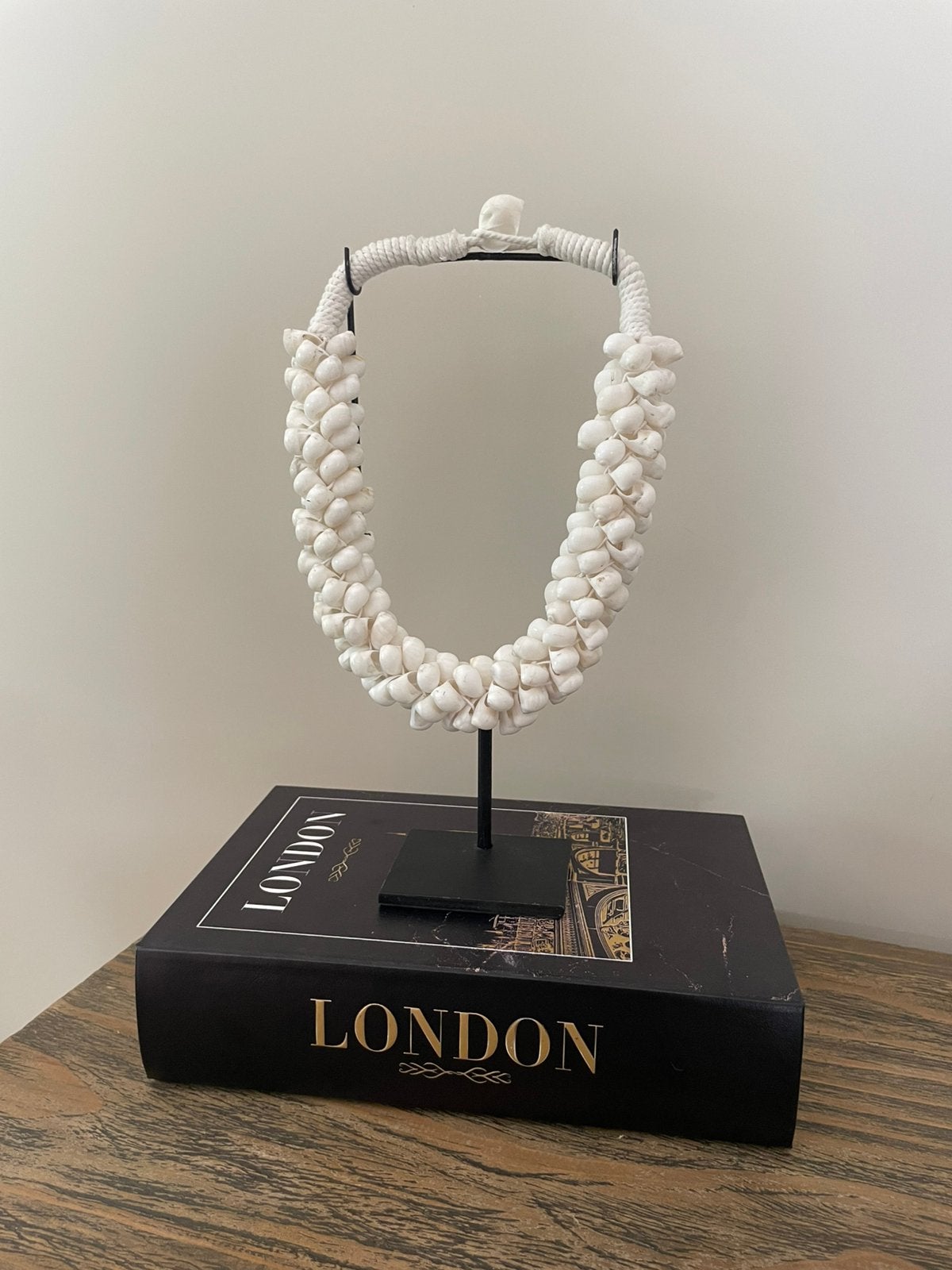 Nieuw schelpenketting wit op standaard, Huis en Inrichting, Ophalen of Verzenden, Nieuw