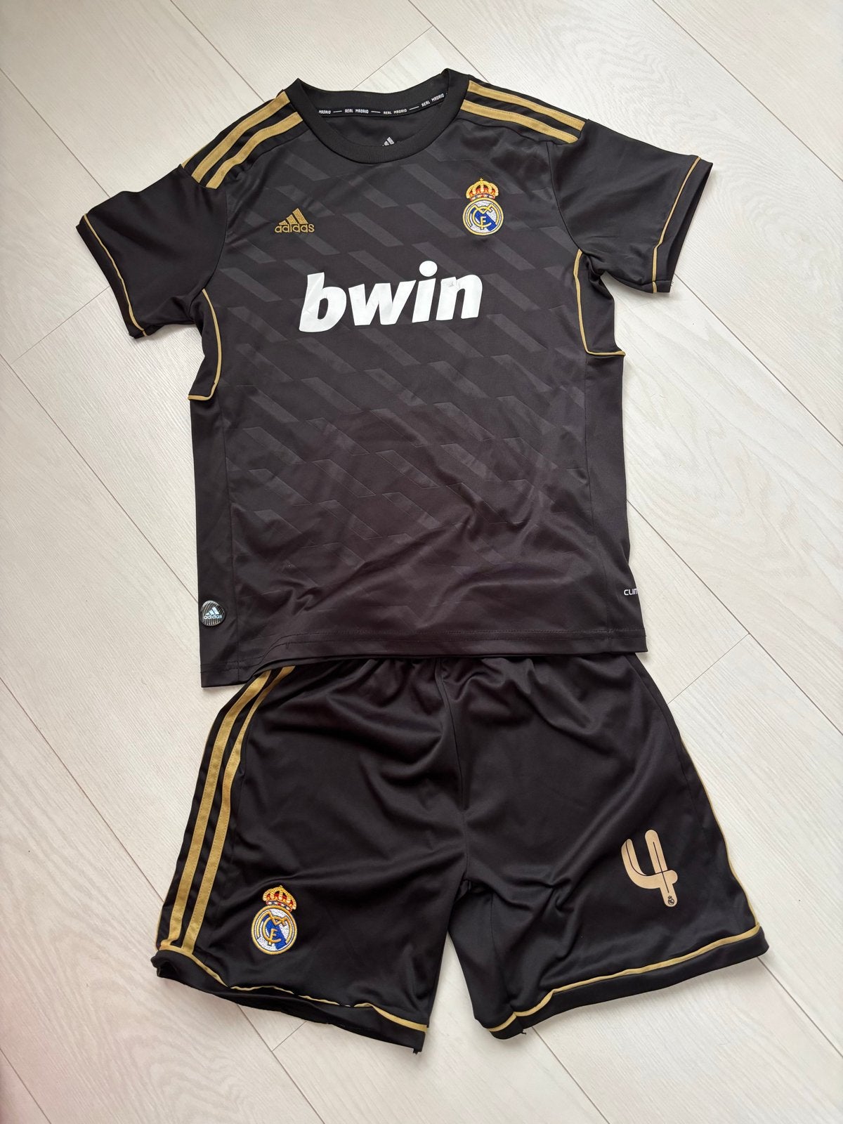 Real Madrid Retro Tenue Sergio Ramos maat 164, Maat XS of kleiner, Ophalen of Verzenden, Zo goed als nieuw, Set
