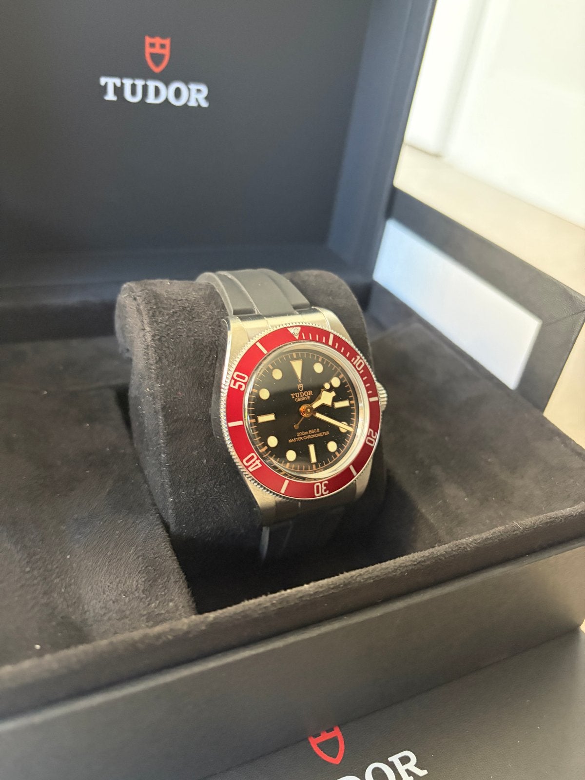 Tudor Black Bay 41 Rood Bezel - Zo goed als nieuw, Sieraden, Tassen en Uiterlijk, Horloges | Heren, Overige merken, Staal, Polshorloge